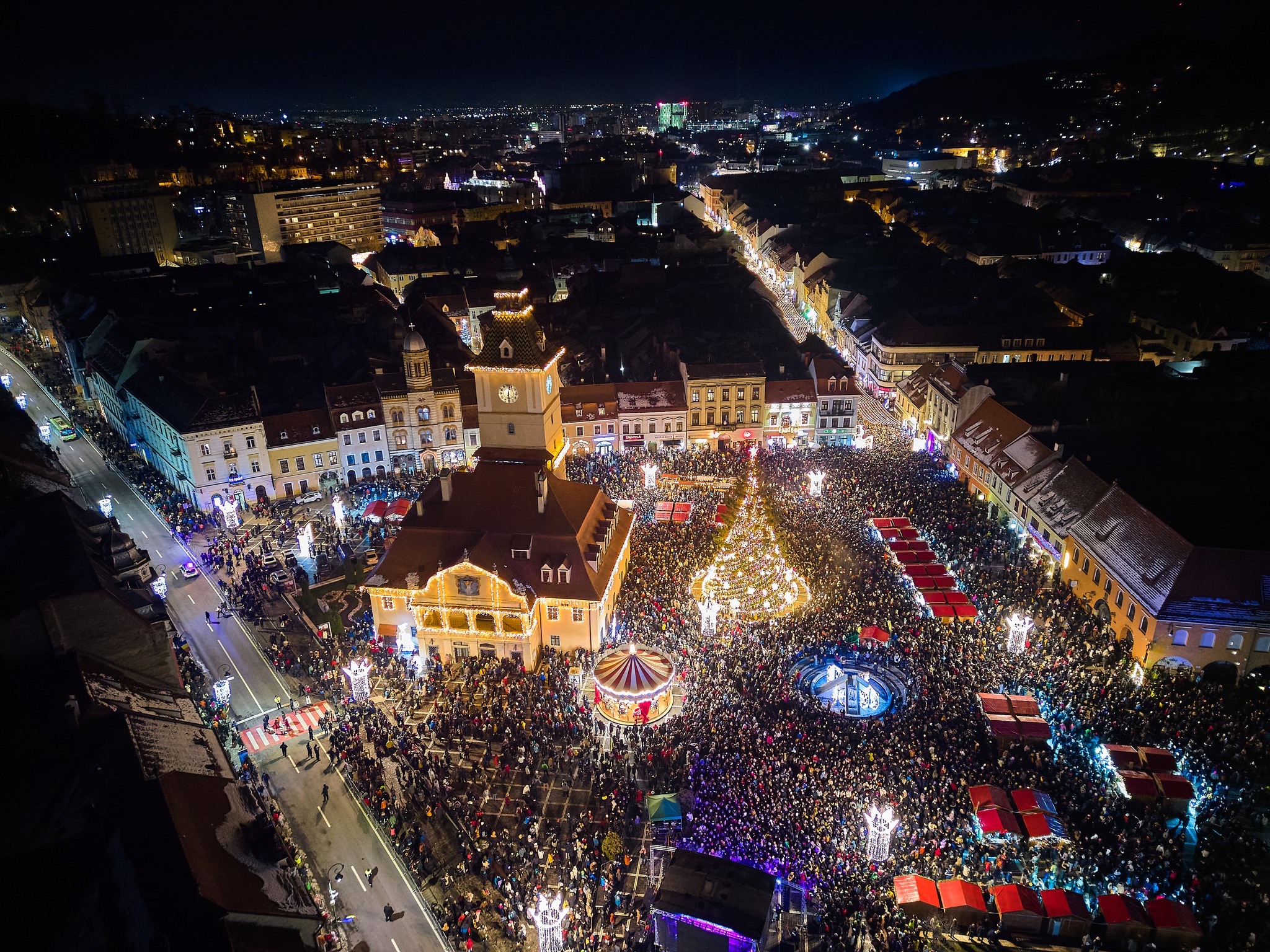 FOTO. Spectacol gastronomic la târgul de Crăciun de la Brașov. De la cârnați, sarmale și piftie la turtă dulce, cozonac și ciocolată de casă