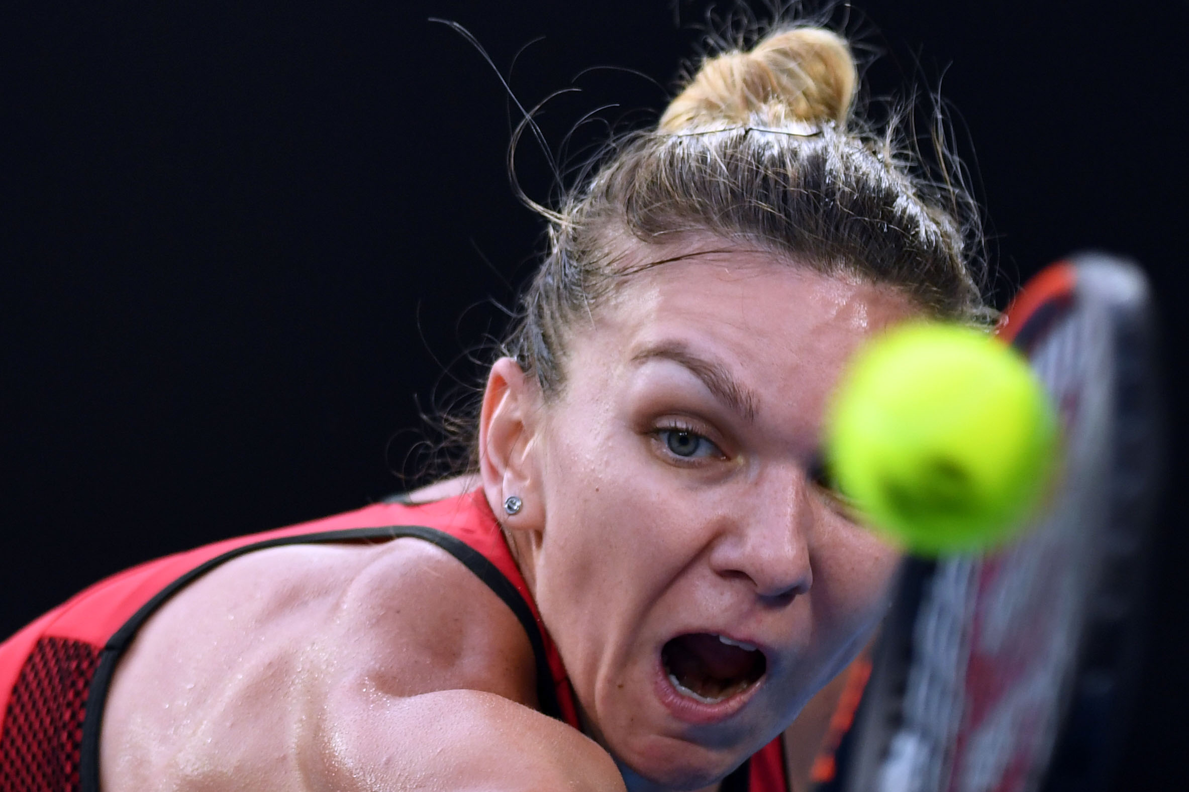 Imaginile finalei Halep - Wozniacki. Românii fac show pe Rod Laver Arena, din Melbourne. S-au speriat când a acuzat probleme fizice: ”Simo de oțel”” / FOTO