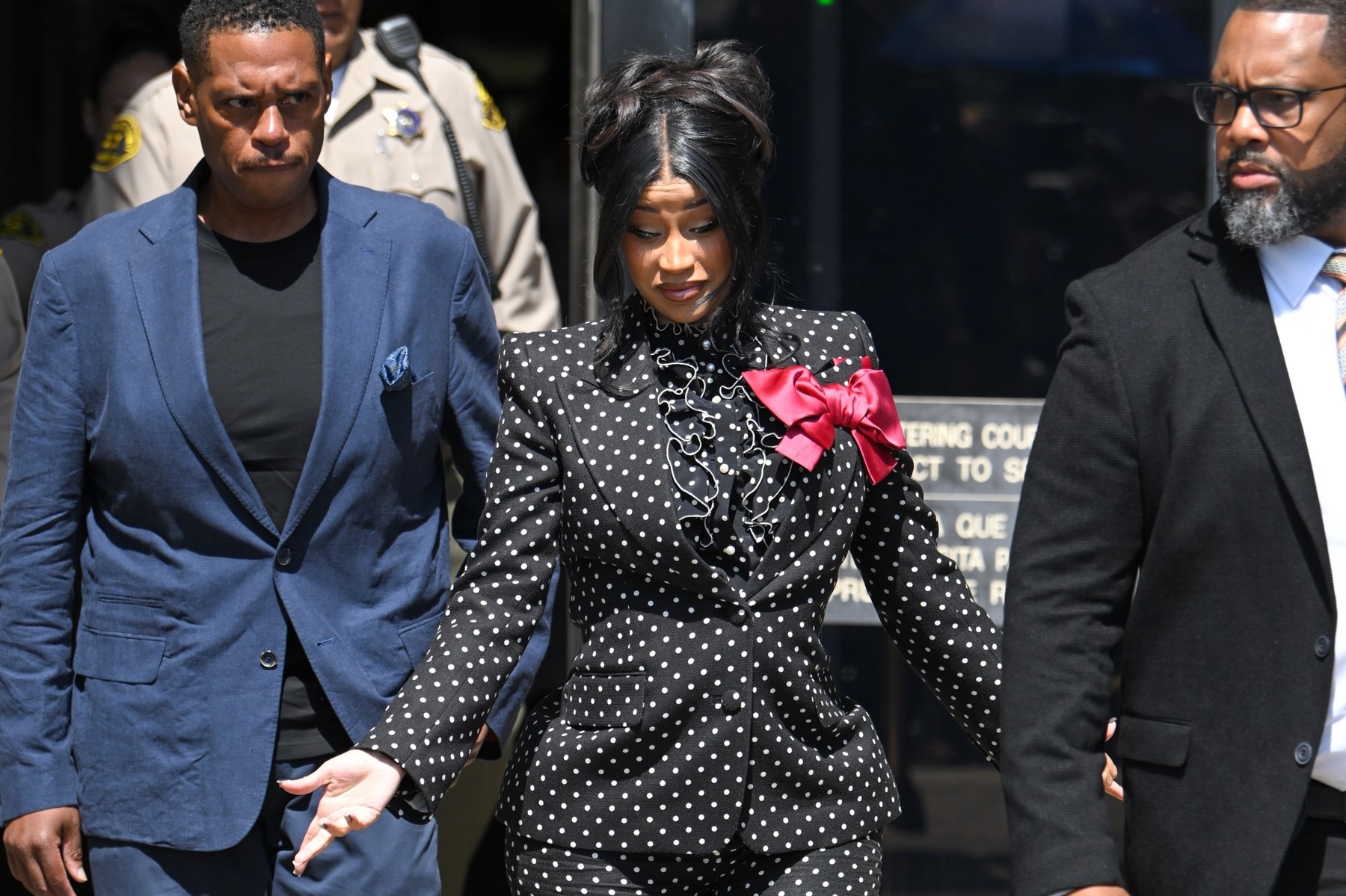 Reacția violentă a lui Cardi B față de paparazzi, când a fost întrebată dacă e însărcinată. S-a întâmplat când a ieșit din sala de judecată