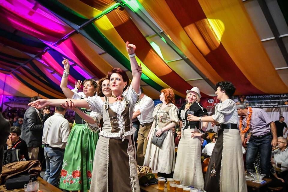 S-a dat cep la CibinFest 2016! 1.000 de butoaie de bere, concerte și mâncăruri alese sunt pregătite pentru participanți FOTO&VIDEO