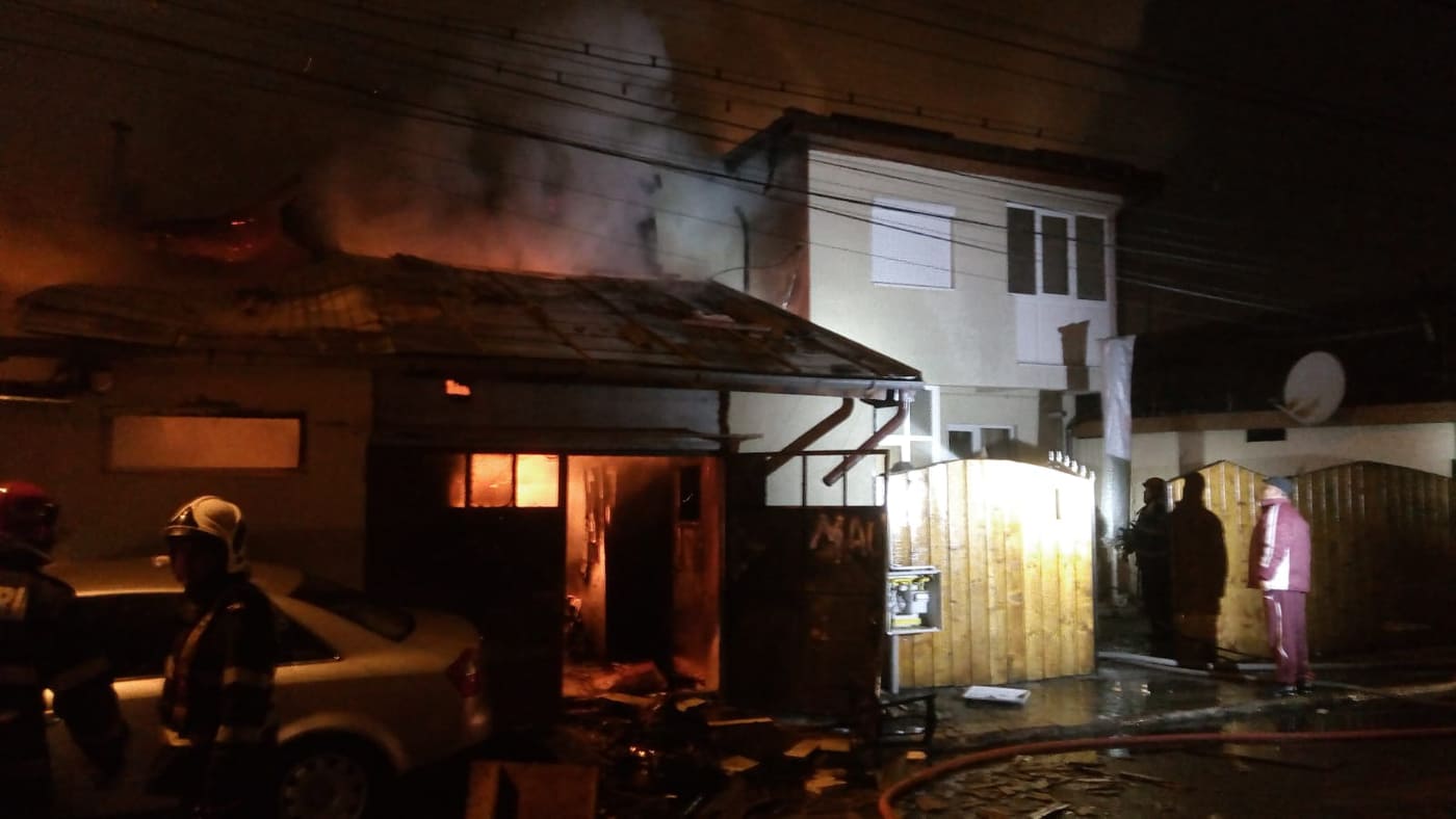 Un incendiu puternic a cuprins șase proprietăți din București. O femeie cu arsuri a fost transportată la Floreasca!