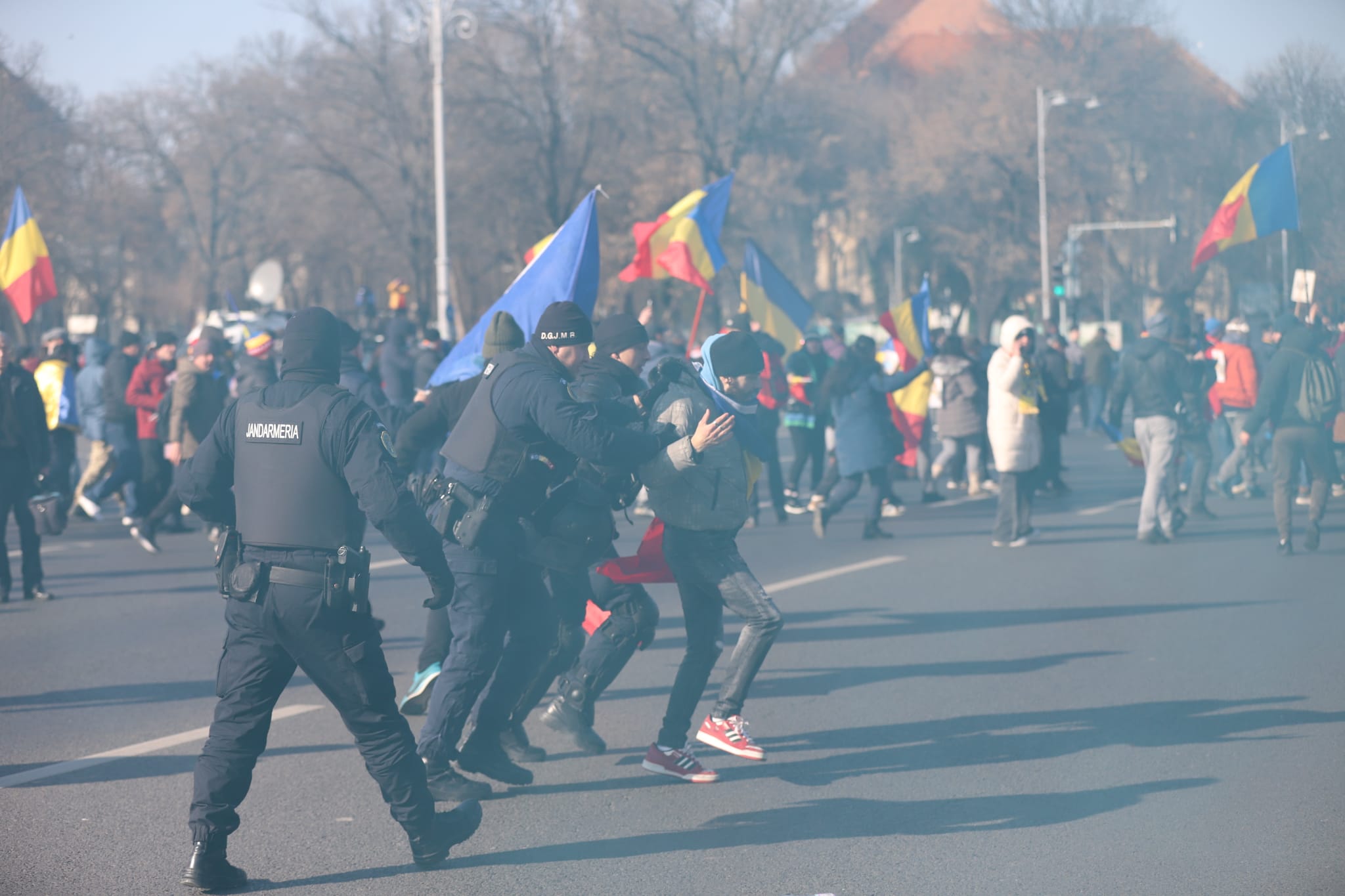 Patru dosare penale şi cinci amenzi, după protestul din Piaţa Victoriei. Jandarmii au folosit gaze lacrimogene