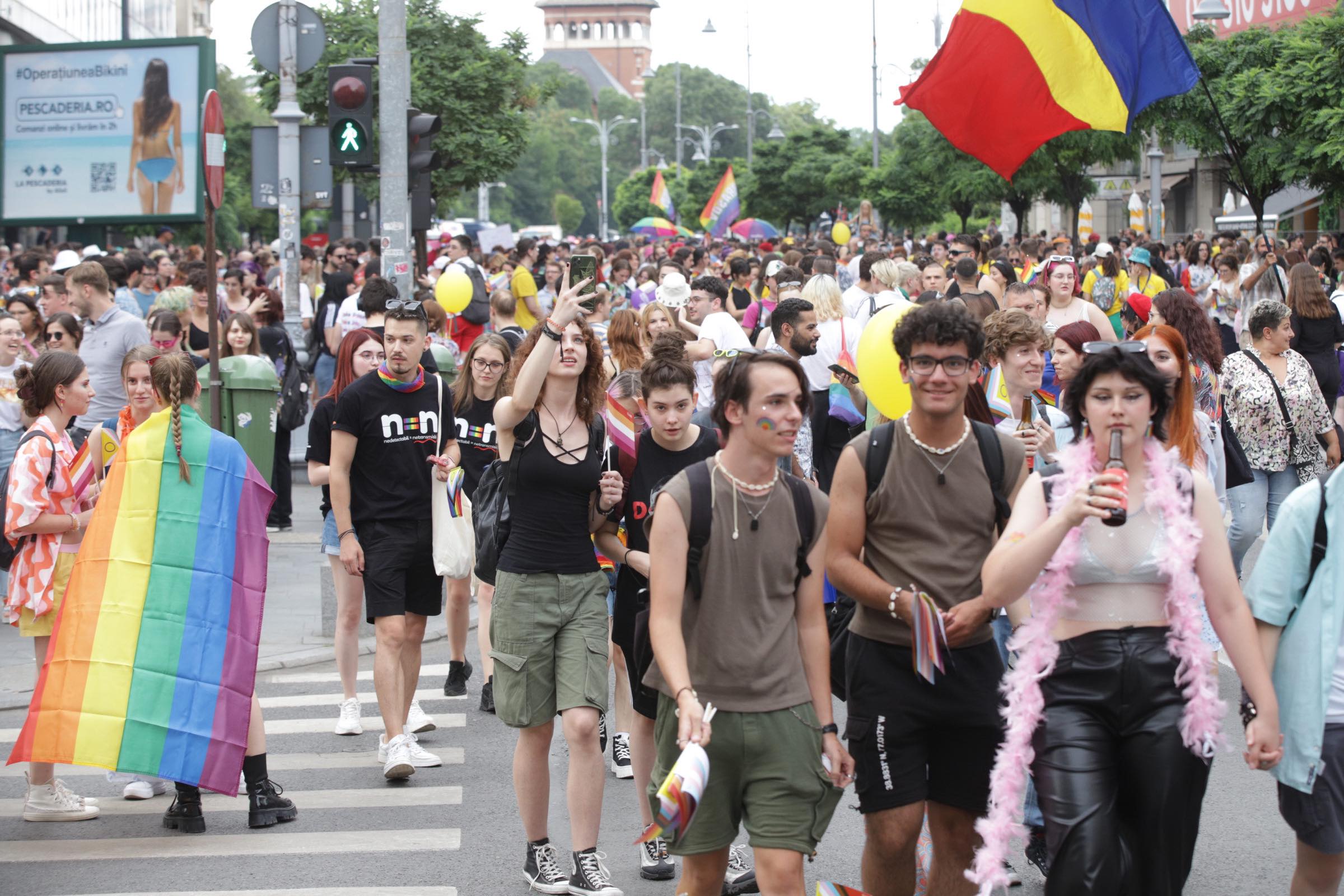Aproape 25.000 de oameni au participat la Bucharest Pride, la câteva ore după ce 150 de persoane au luat parte la „Marșul normalității”