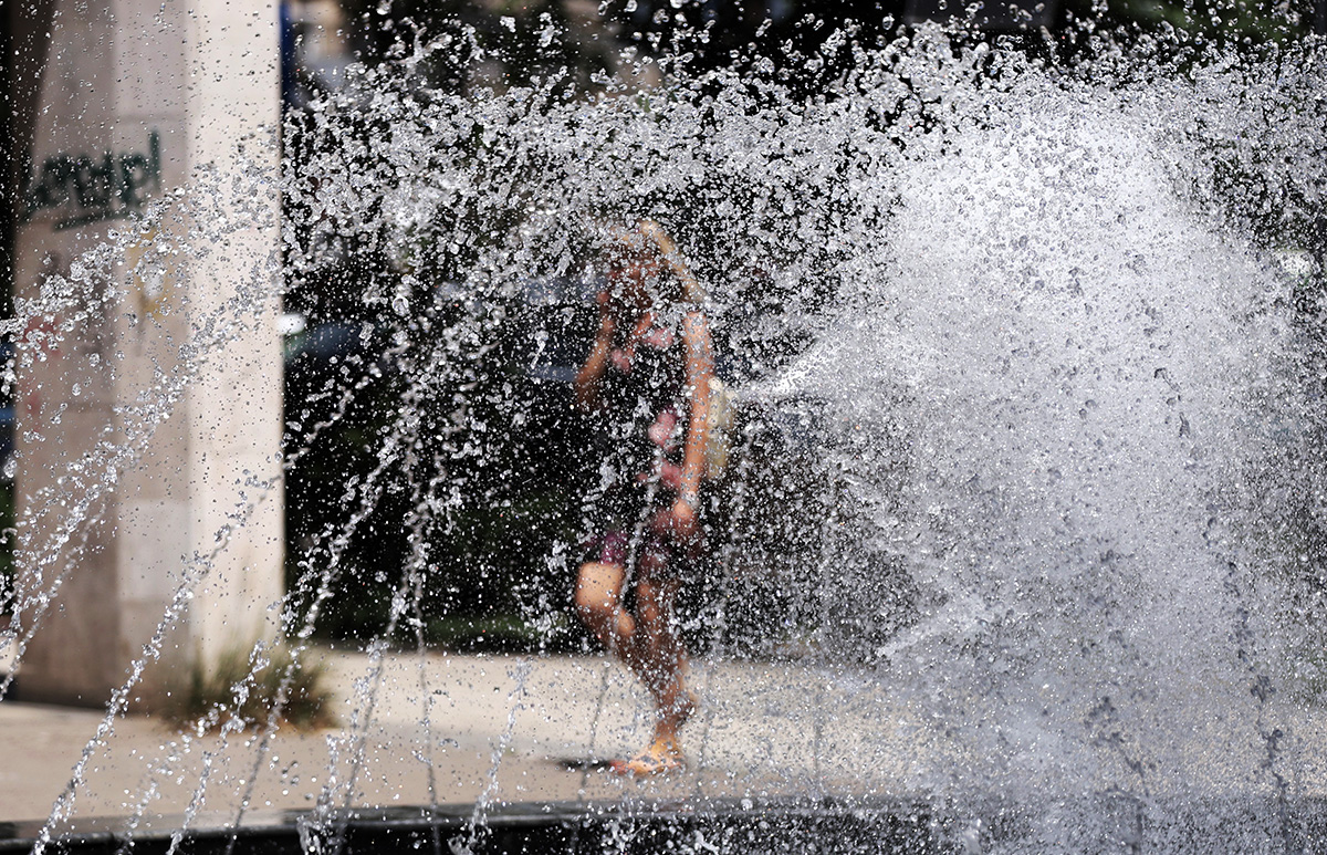 IMAGINI din Bucureștiul aprins de caniculă. A treia zi cu temperaturi de peste 35 de grade Celsius