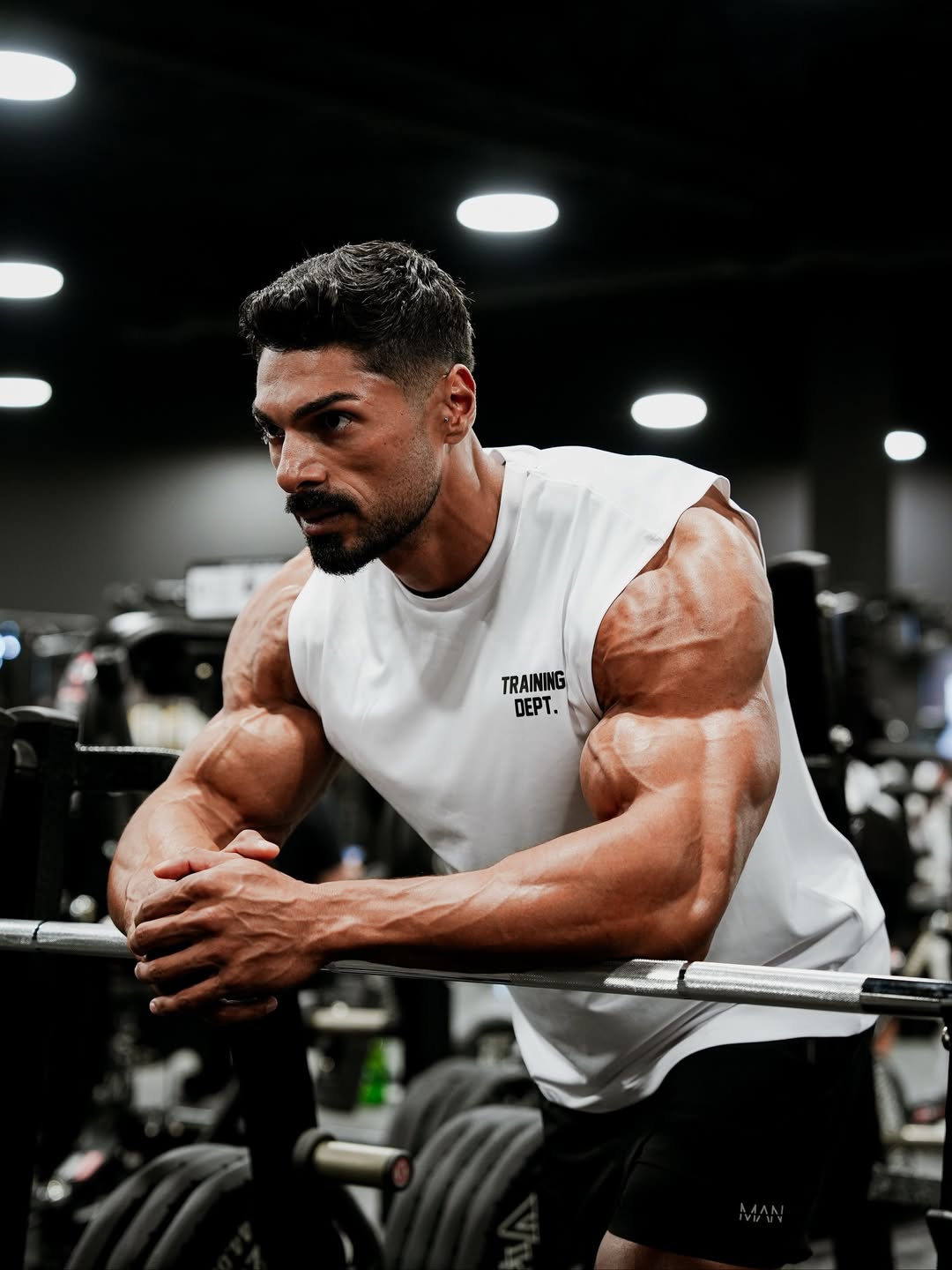 Cel mai urmărit român de pe Instagram a lăsat Marea Britanie pentru București. De ce a venit în țară „Urmașul lui Arnold Schwarzenegger”