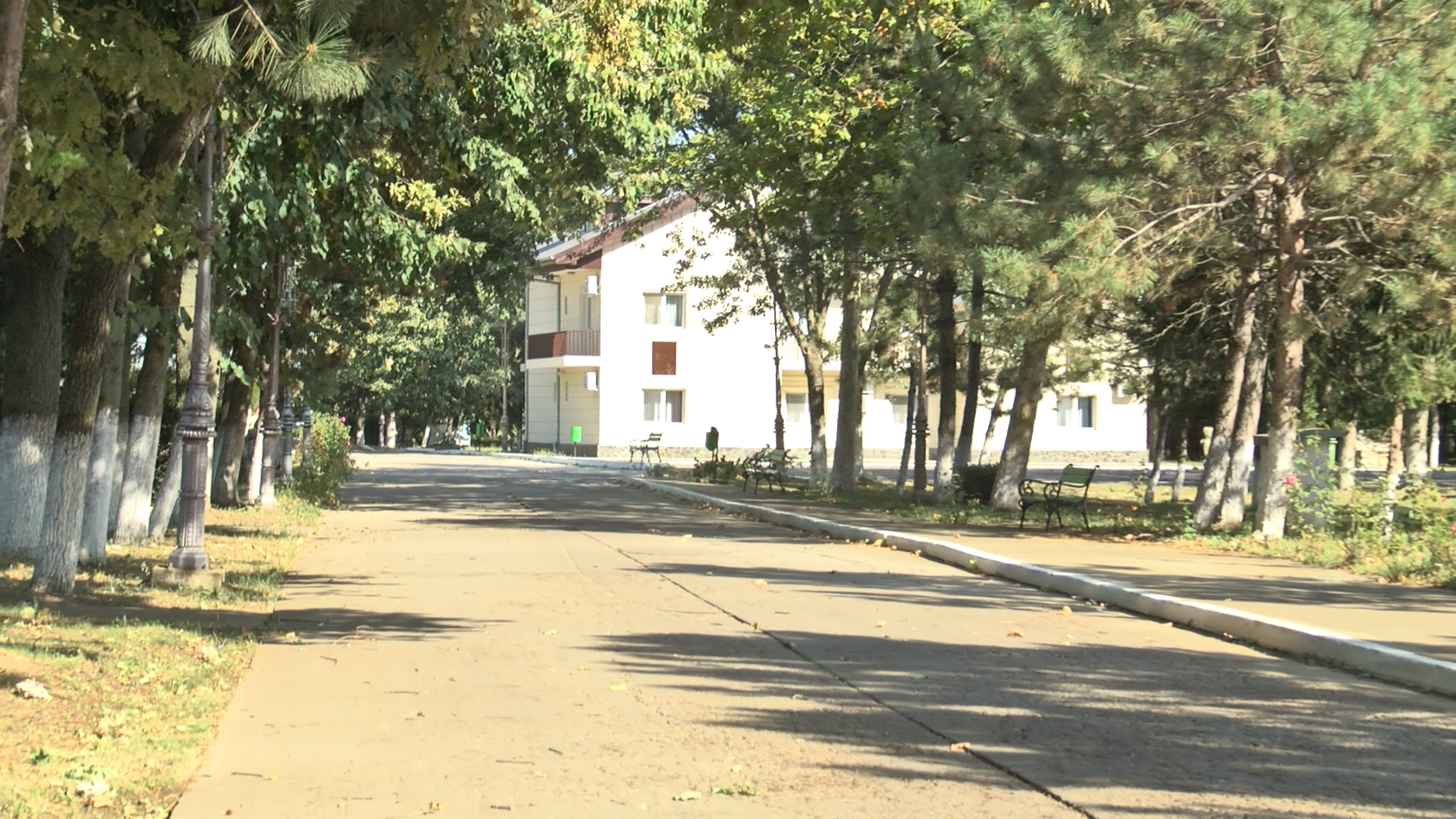 VIDEO/ Dallasul de România, ”uitat” de timp și părăsit de turiști! De la ranch-ul milionarilor la azil de bătrâni