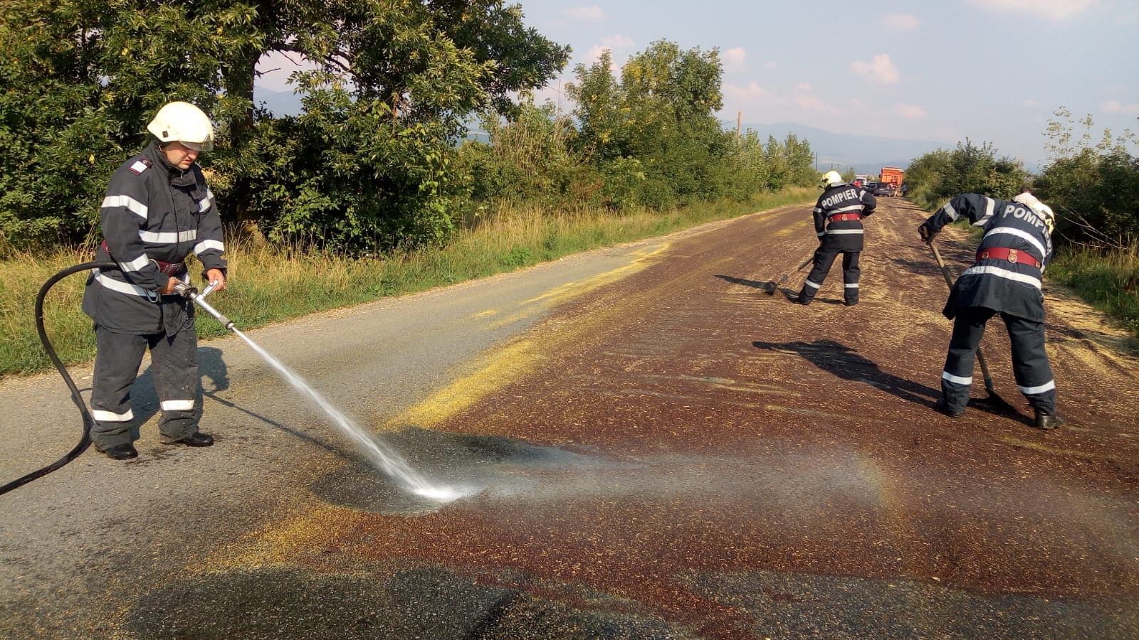 VIDEO&FOTO/ Accident pe DN 57, în Caraș-Severin. Două mașini s-au ciocnit din cauza rapiței scurse dintr-un camion pe șosea