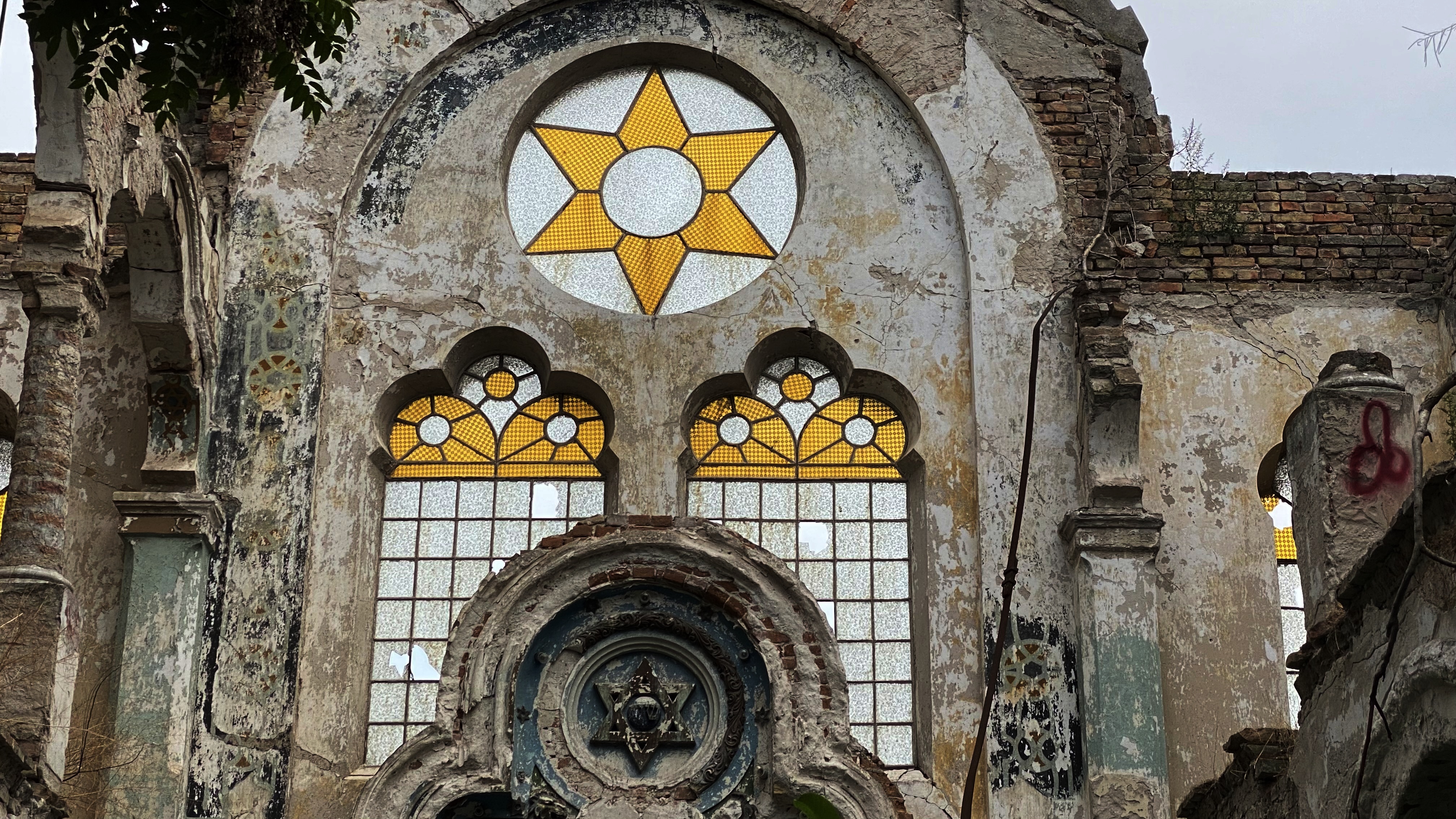 Sinagoga din Constanța, ruina de la malul mării. Clădirea comunității evreiești e în pericol de prăbușire, dar urmează să fie readusă la viață cu două milioane de euro