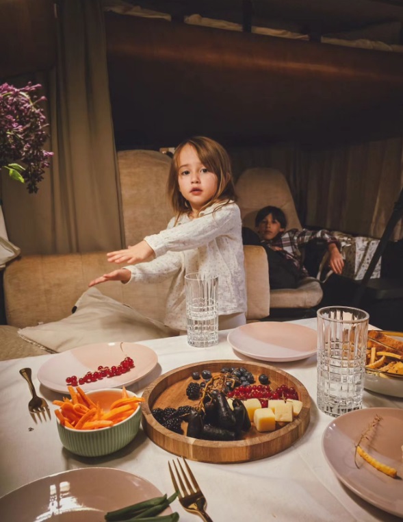 Dana Rogoz a dormit cu familia în rulotă, în fața grădiniței fiicei sale: „Nu ne plictisim”. Următoarea noapte a petrecut-o în fața școlii băiatului ei