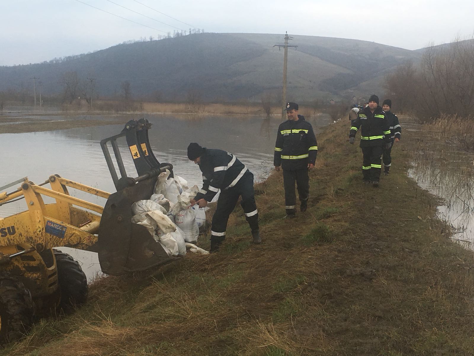 UPDATE: Digul de la Căpeni a rezistat orelor critice. Alerta se menține în zonă/FOTO&VIDEO