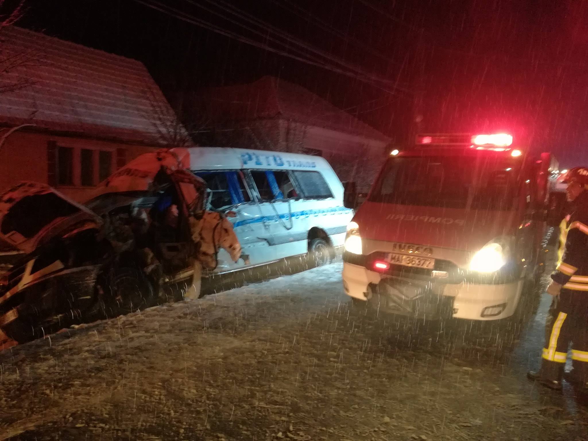 Un mort și 12 răniți într-un accident pe DN7. Un microbuz a intrat în coliziune cu un TIR. Traficul este blocat în apropiere de Lipova