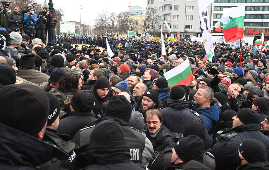 Incidente în Bulgaria, la un protest antirestricții. Manifestanții au vrut să intre în Parlament, unde ușile au fost baricadate cu mese