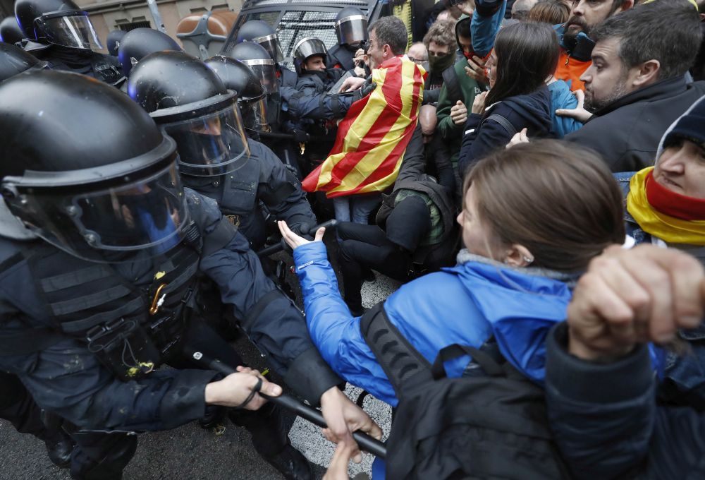 Proteste în Barcelona după arestarea lui Carles Puigdemont. Mii de persoane au ieşit în stradă