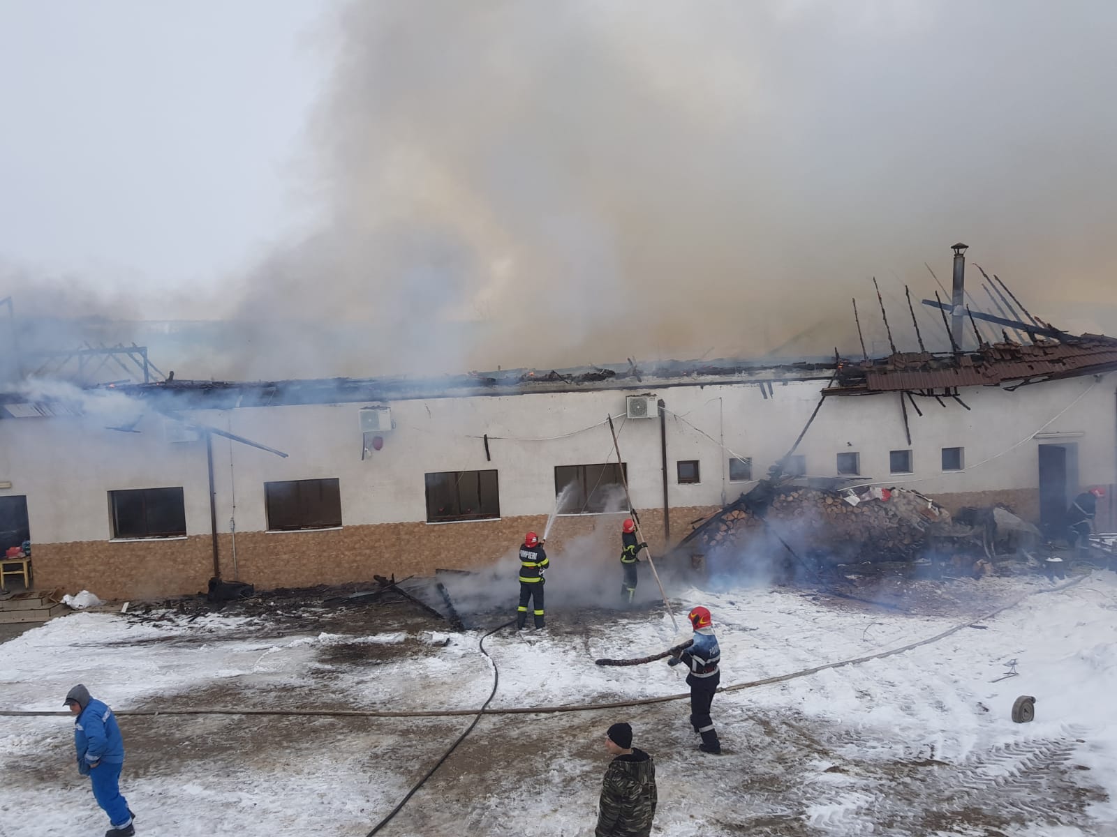 VIDEO&FOTO/ Incendiu puternic în localitatea vrânceană Fitionești. Primăria a fost cuprinsă de flăcări, iar angajații au reușit să iasă înaintea sosirii pompierilor