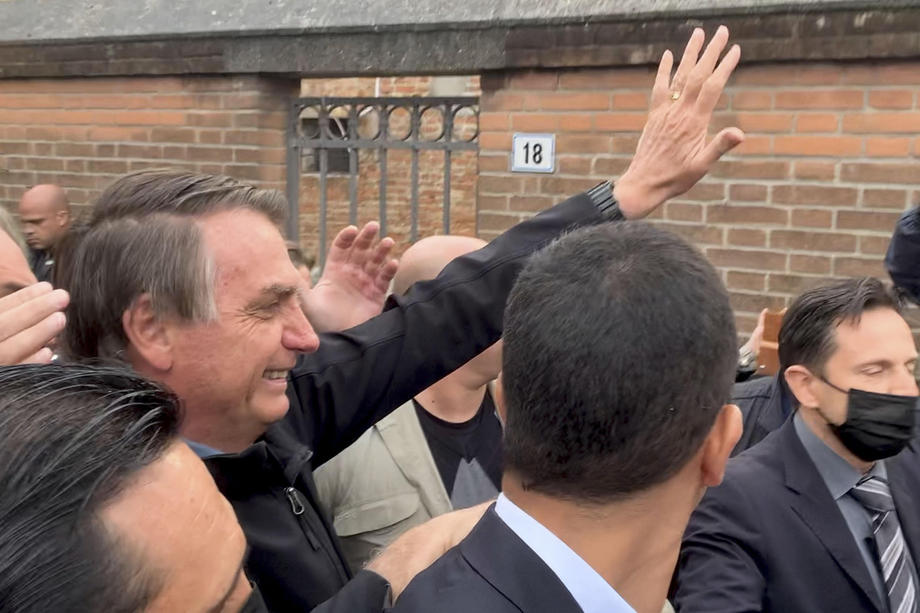 Bolsonaro, huiduit, dar și ovaționat într-o comună italiană care l-a declarat cetăţean de onoare. Vrea o întrevedere cu Matteo Salvini