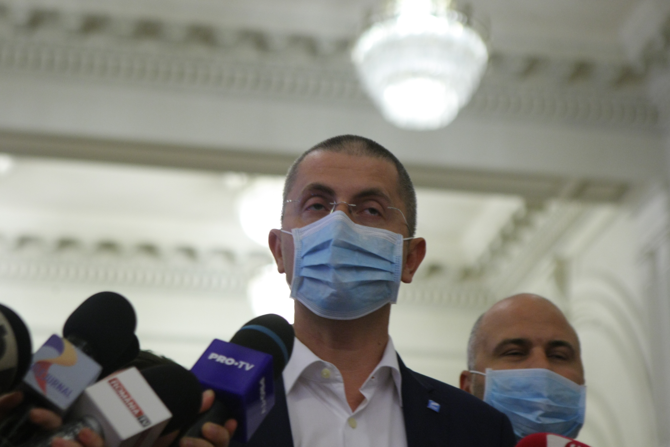 FOTO. Parlamentarii USR, cu măști pe față, în plen: ”Solidaritate cu zecile de mii de români gazaţi şi bătuţi în 10 august de către PSD, la ordinul lui Dragnea”