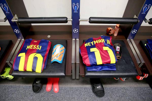 LIGA CAMPIONILOR. JUVENTUS TORINO - FC BARCELONA 1-3. ^Finală de vis! "Extratereştrii" au cucerit pentru a cincea oară cel mai râvnit trofeu european la nivel de cluburi şi au realizat a doua triplă din istoria clubului: campionat, Cupa Spaniei, UCL / LIVE BLOG