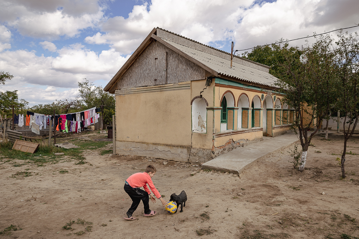 REPORTAJ. Noul proiect caritabil al părintelui Balaban: casă renovată pentru o familie cu patru copii, dintre care unul bolnav