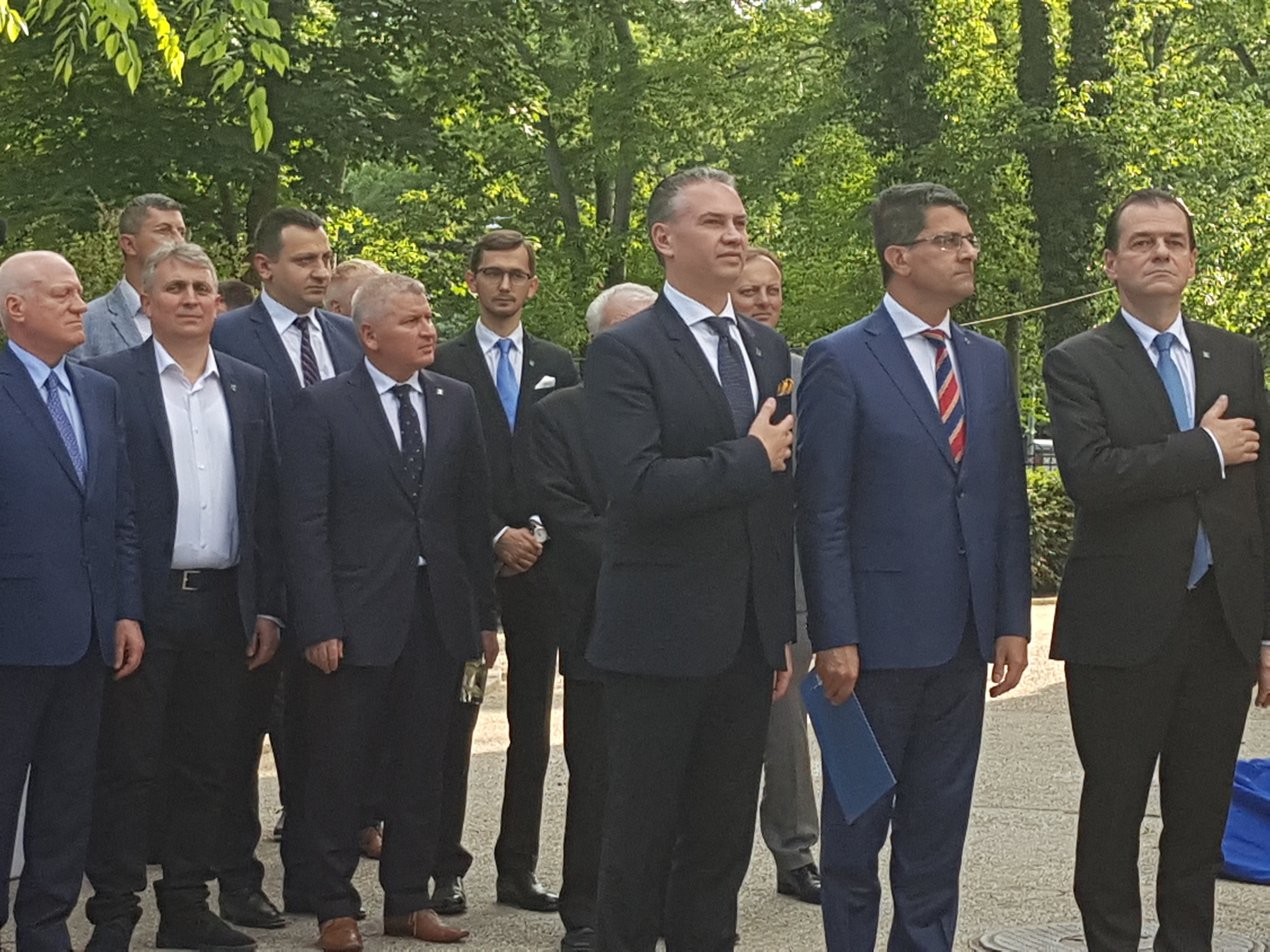 REPORTAJ / PNL a aniversat 143 de ani în grădina sediului central, cu cântece despre unire; Orban, mesaj de unitate (PNL)