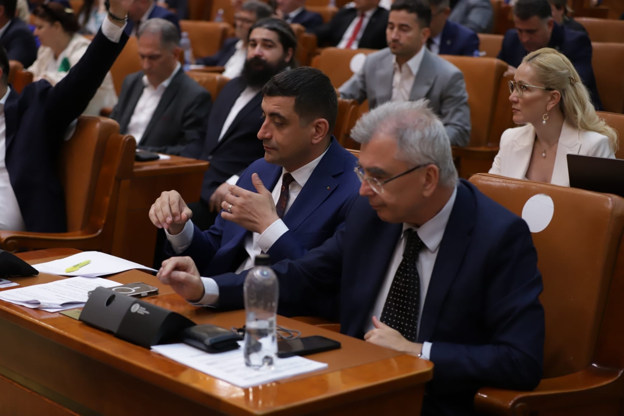 REPORTAJ Ce nu s-a văzut la televizor la votul pentru Guvernul Veștea: social-democrații negociau deja viitorul guvern condus de Sorin Grindeanu