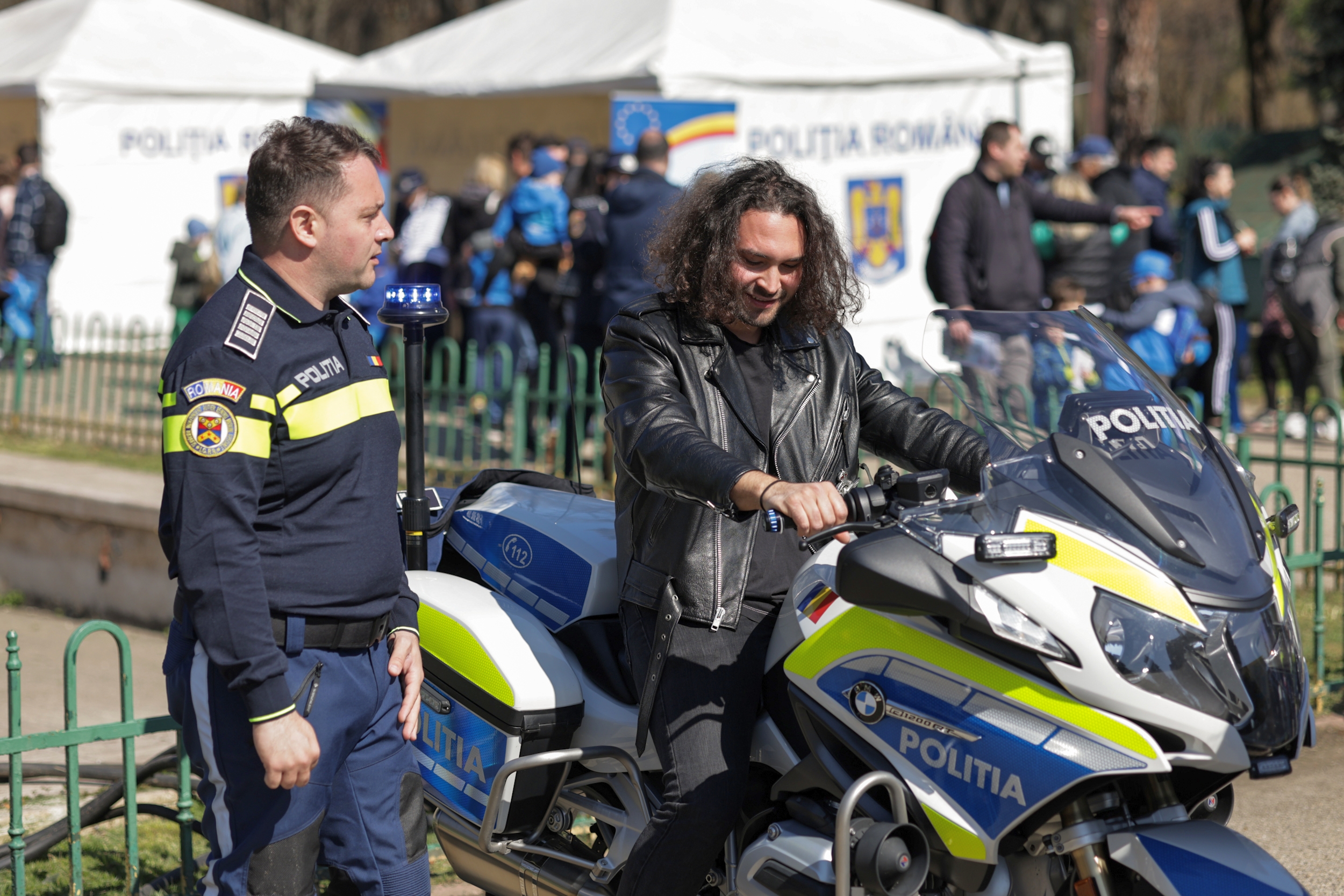 FOTO. Ziua Poliției Române, sărbătorită în avans. Sute de persoane în Parcul Herăstrău, unde au putut vedea echipamentele din dotarea Poliţiei