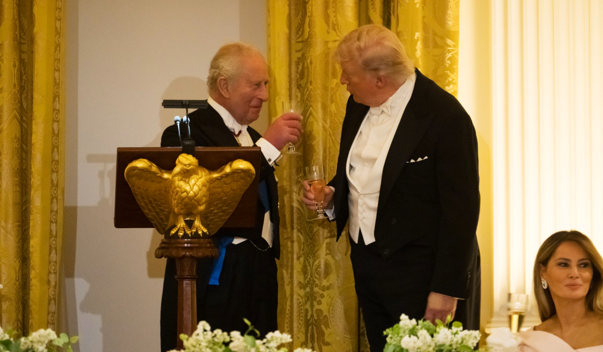 „Dacă nu eram noi, vorbeați franceza”. Schimbul de ironii dintre regele Charles și Donald Trump