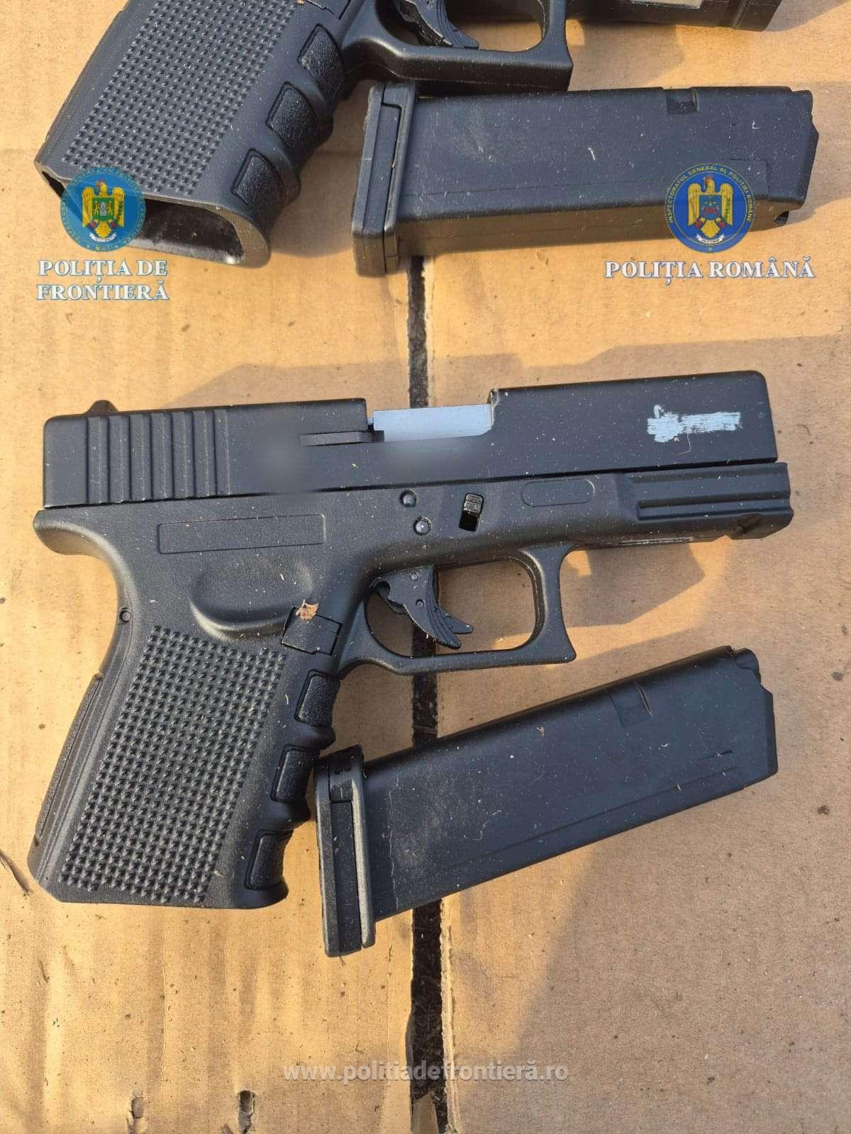 Un șofer de TIR din Turcia a încercat să intre în România cu 106 pistoale