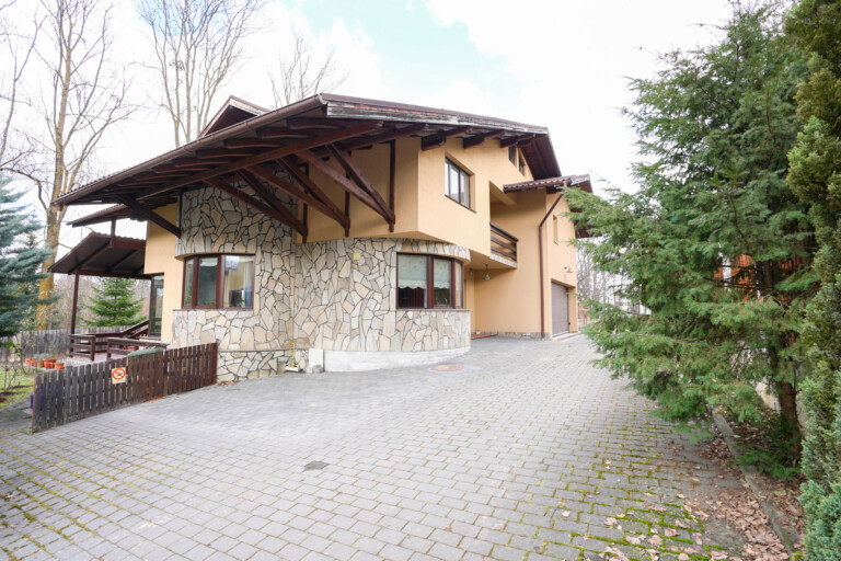 FOTO. Cum arată vila de 1,5 milioane de euro scoasă la vânzare în Cluj. Ceva lipsește din poze