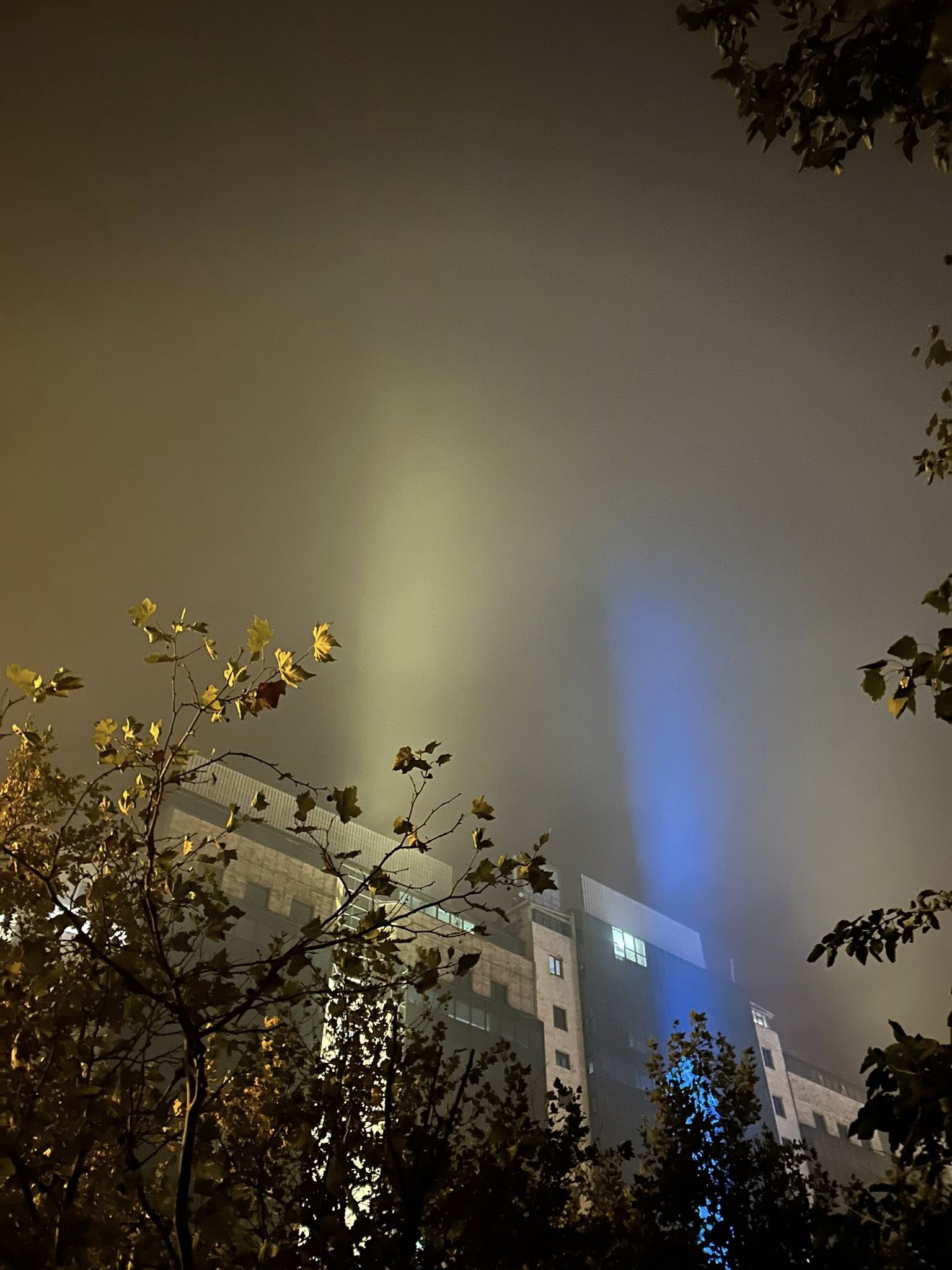 Fum și poluare pe străzile din București din cauza incendiului de la depozitul Antrefrig: „Mi-a venit rău"