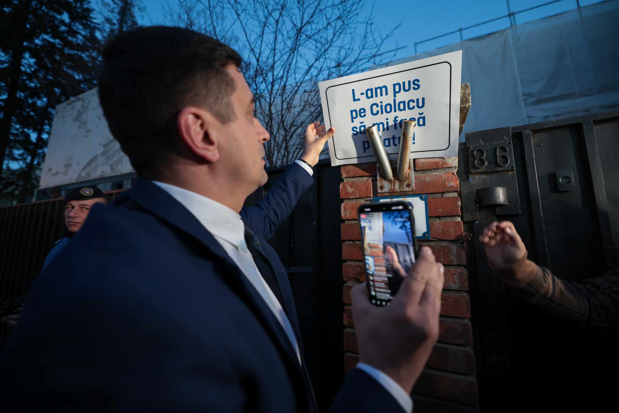 Protest AUR în fața imobilului din Aviatorilor renovat în secret pentru 7 milioane de euro: „După mandat, un palat”