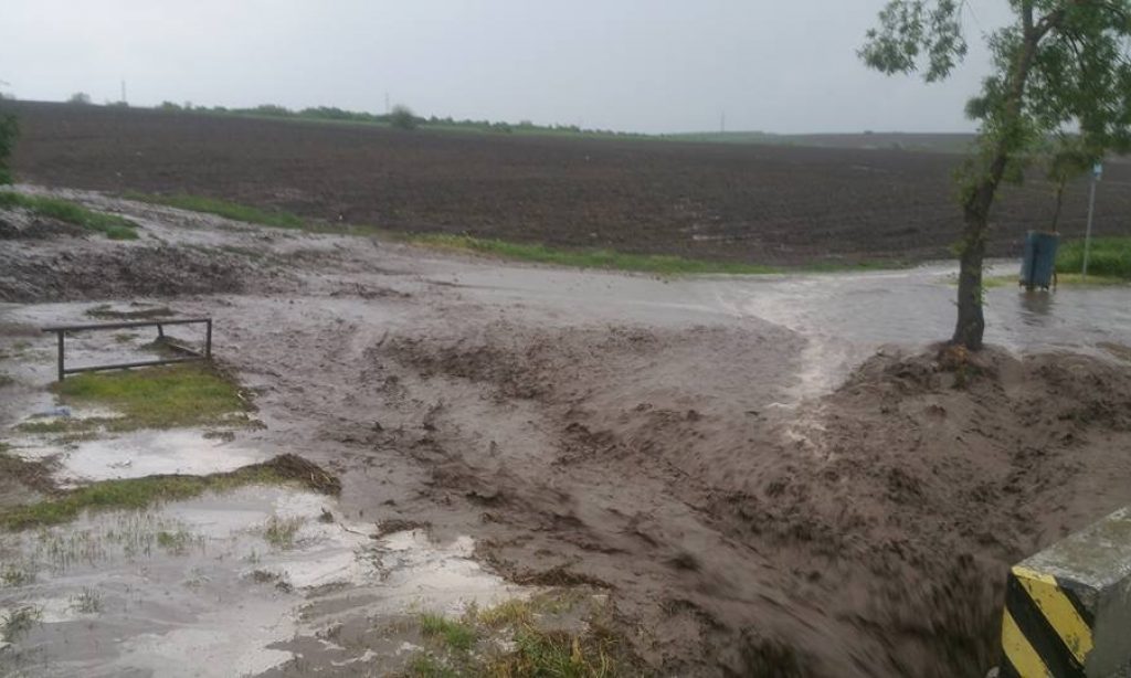 Inundații în Moldova. Zeci de oameni, evacuați din calea apelor. Mii de locuințe au rămas fără curent electric