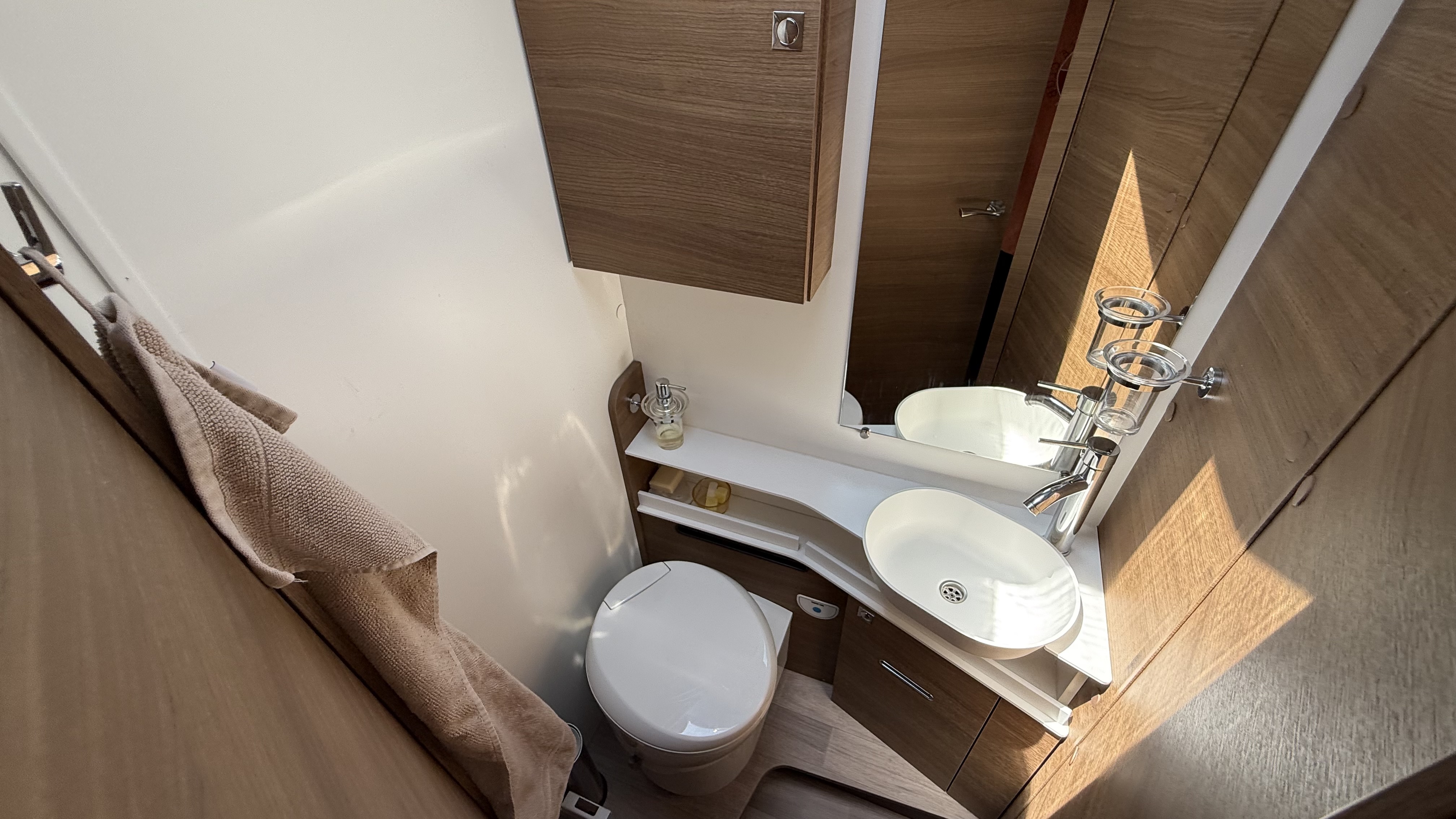 Românii renunță la hotelurile de cinci stele și aleg „apartamente pe roți”. Cât costă cel mai scump model și ce facilități are