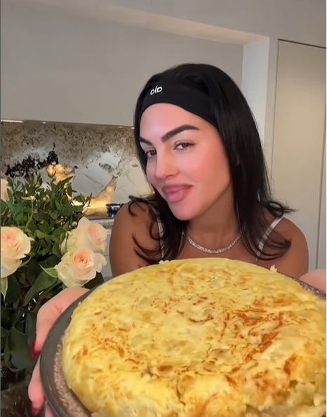 Georgina Rodriguez, virală pe Instagram cu rețeta ei de omletă spaniolă. Clipul în care iubita lui Cristiano Ronaldo gătește are peste 71 de milioane de vizualizări