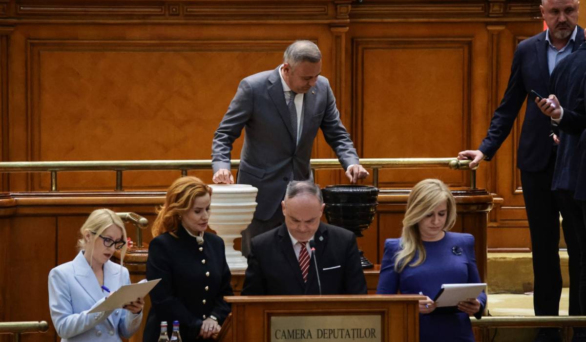Ce nu s-a văzut la televizor în timpul votului moțiunii de cenzură împotriva Guvernului Bolojan. Negocieri în șoaptă, telefoane pe fugă și calcule la limită