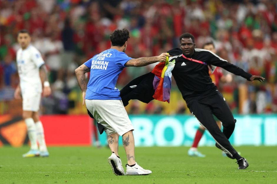 Un suporter de la Campionatul Mondial din Qatar a intrat pe teren cu steagul LGBT, în timpul unui meci. Cum a fost pedepsit