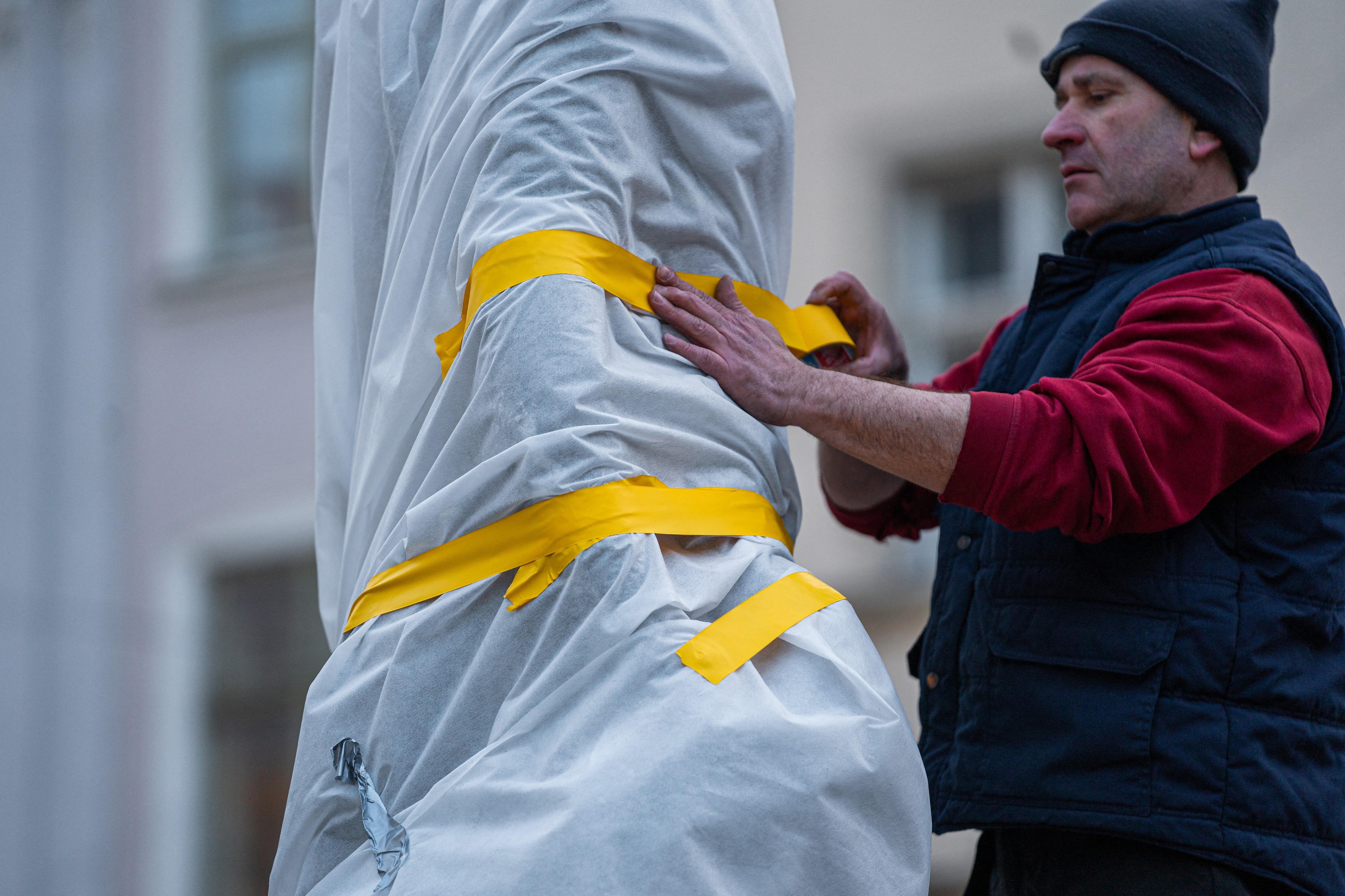 „Veste antiglonț” pentru statui. Ucrainenii învelesc monumentele în burete și folii de plastic ca să le apere de gloanțe