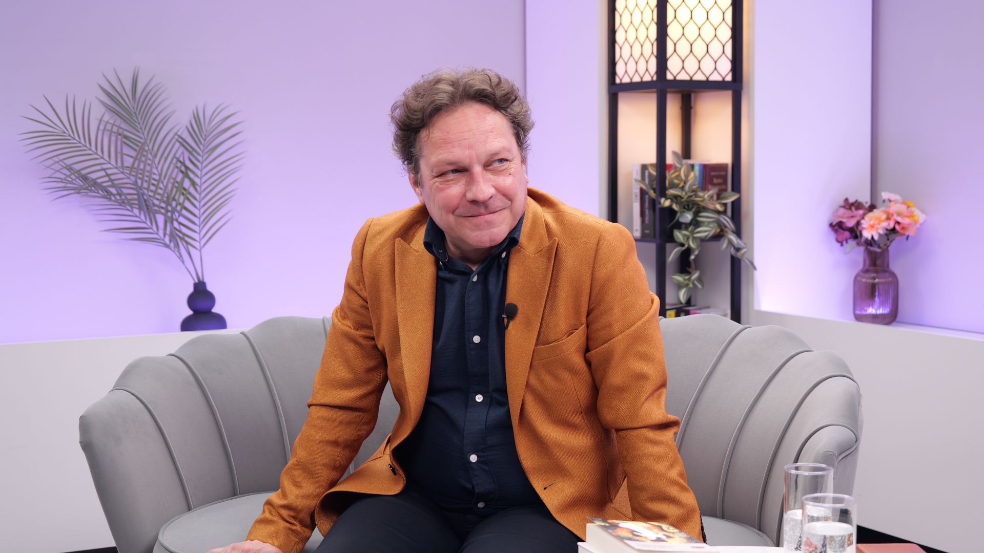 Copilăria fără jucării care l-a format pe George Ivașcu. Actorul face dezvăluiri neașteptate la „Dincolo de copertă”: „Îmi inventam jocuri”