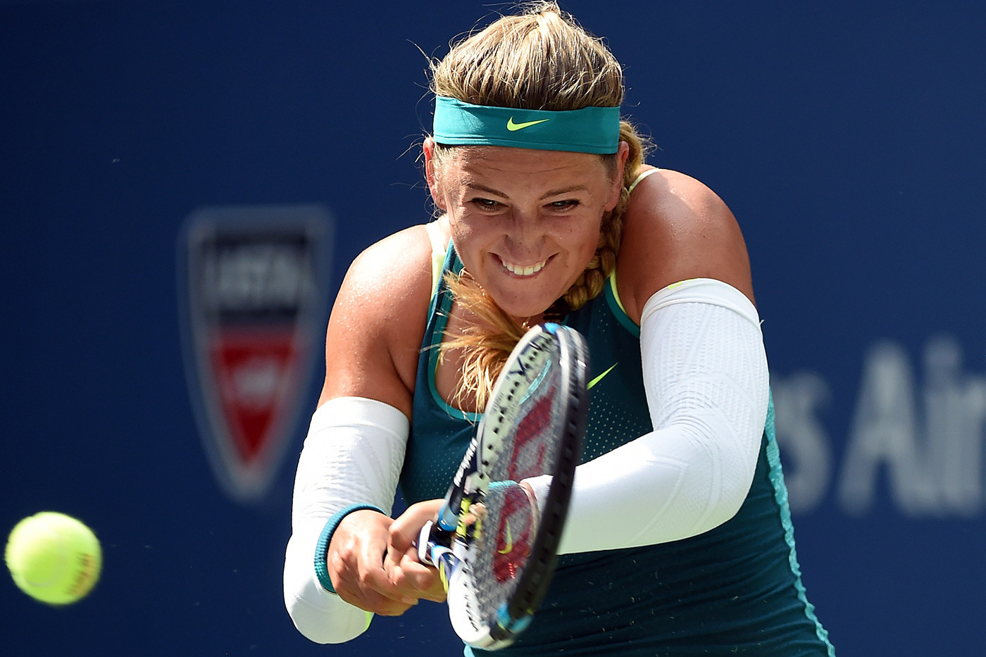 Superperformanţă realizată de Simona Halep, care a învins-o pe Victoria Azarenka, în trei seturi, şi s-a calificat în semifinalele de la US Open. Românca a condus ostilităţile în primul set, l-a cedat pe cel secund, dar a fost formidabilă în decisiv. Meciul a fost întrerupt o oră în ultimul act din cauza ploii. Simona a egalat performanţa Irinei Spârlea din 1997 / LIVE BLOG & SUPERGALERIE FOTO