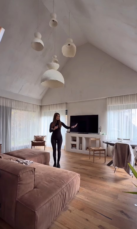 Imagini din casa în care stă Sânziana Negru. Iubita lui Ștefan Floroaica a făcut turul locuinței
