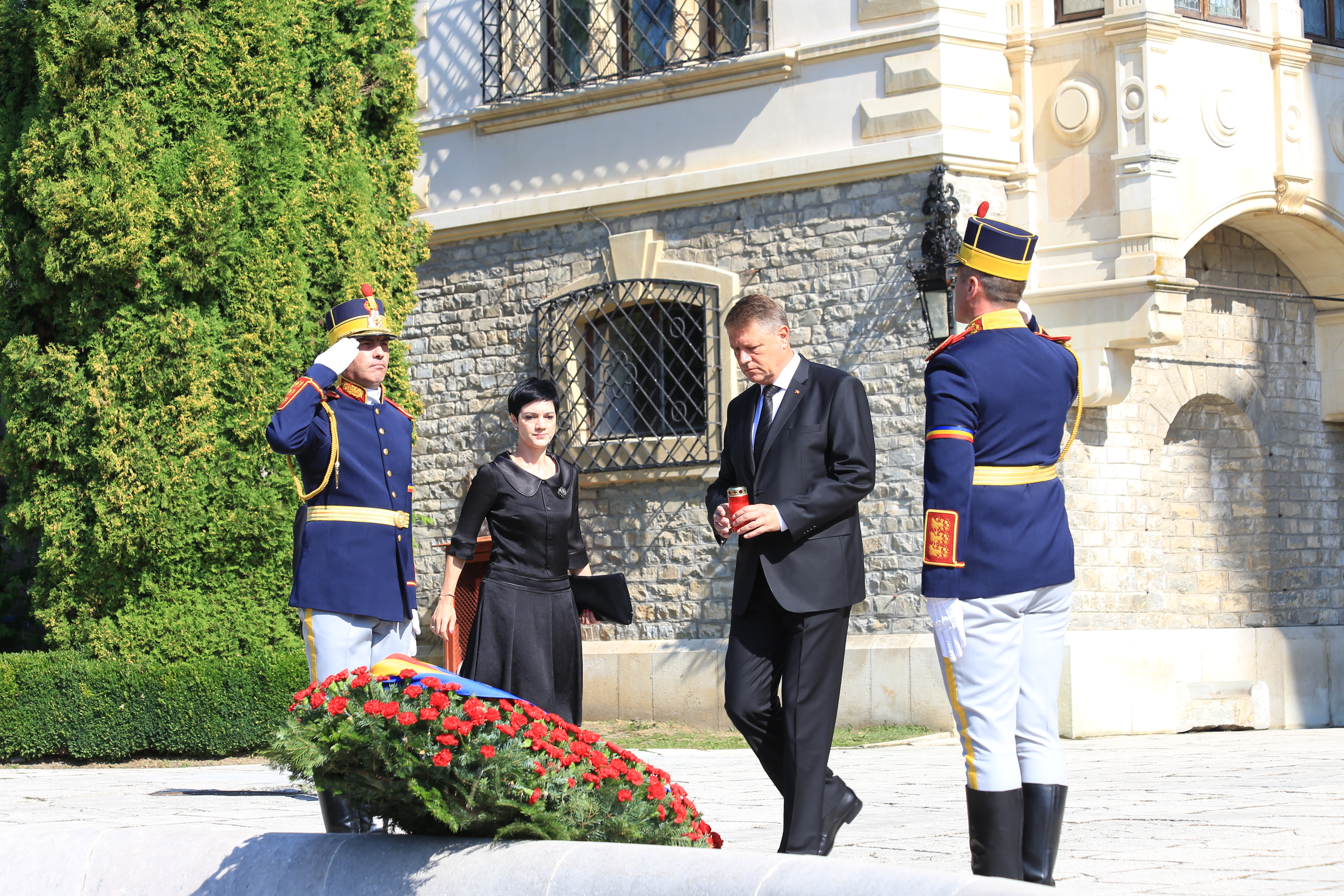 Înmormântarea Reginei Ana. Reprezentanții Caselor Regale au venit cu autocarul, preoții cu limuzina