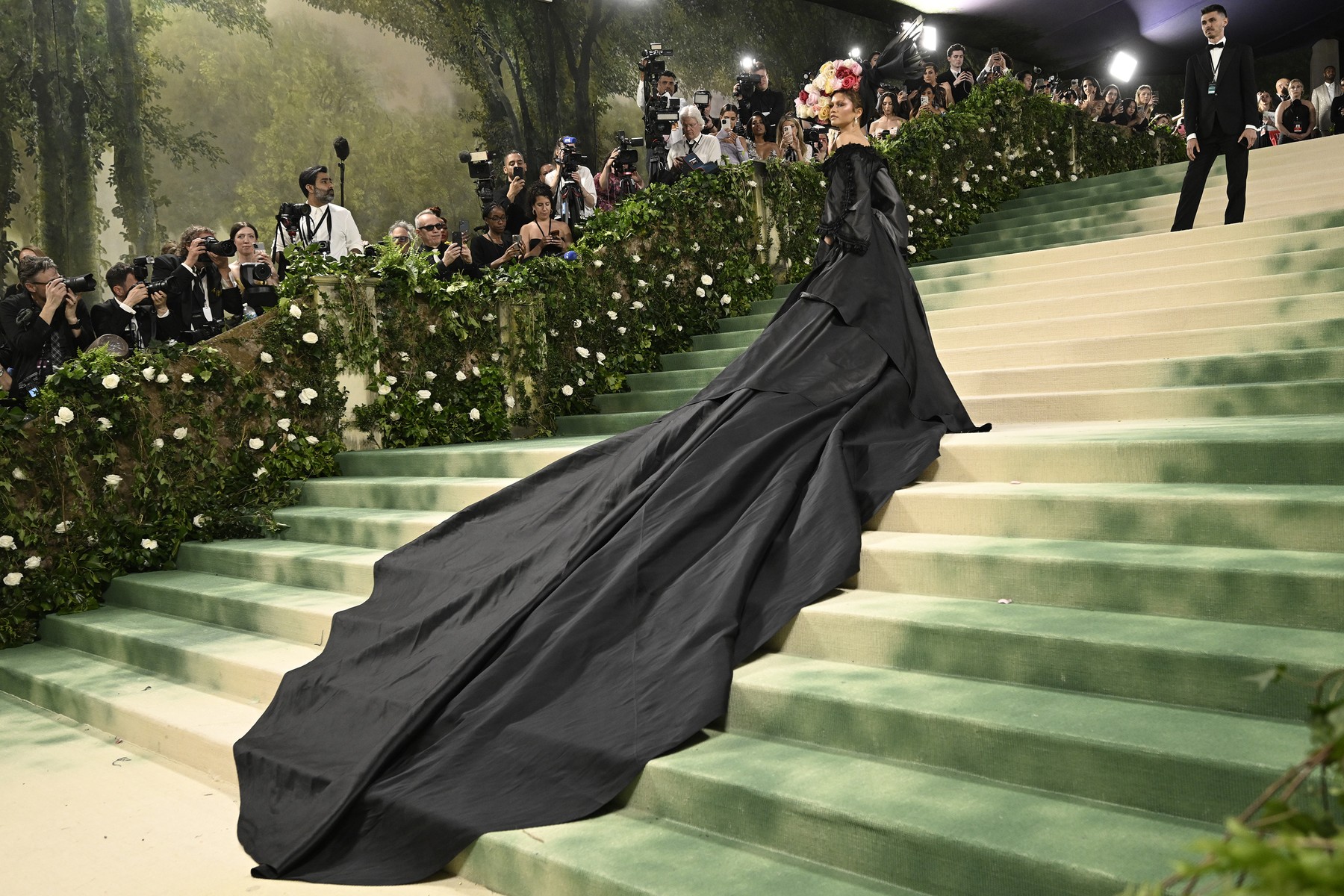 Zendaya a adus drama la Met Gala 2024. A schimbat două ținute, una dintre ele e creată în 1996, anul în care s-a născut