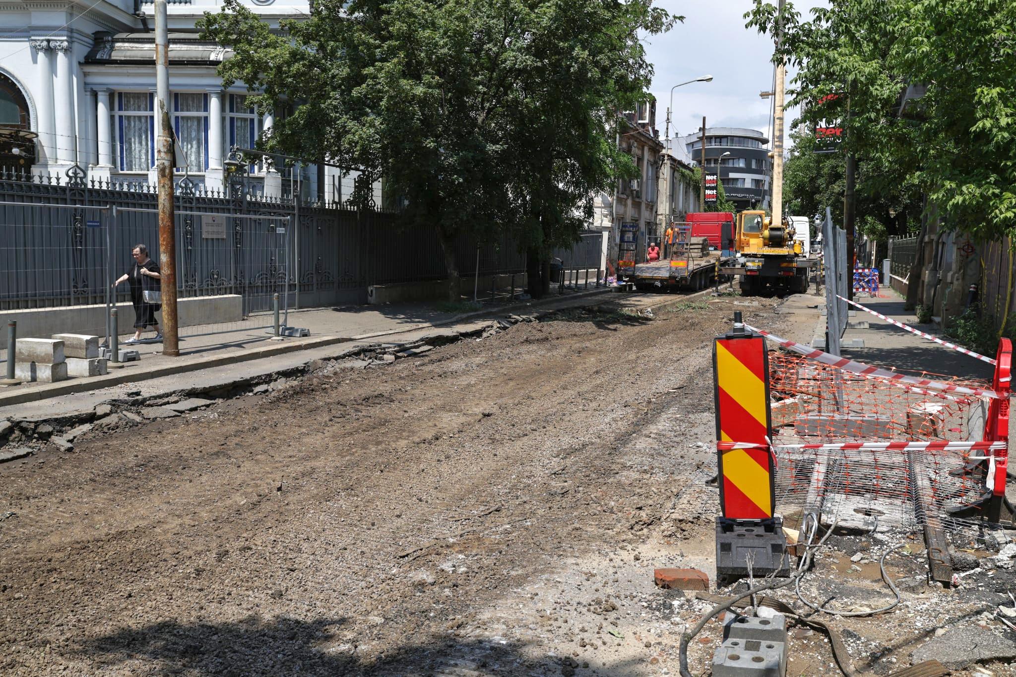 „Haos total! Tremură casa când trec utilajele”. Am mers pe șantierul STB să vedem cum se lucrează la schimbarea liniilor de tramvai