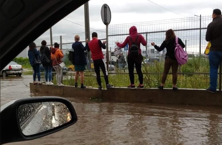 Case și drumuri inundate în București și Ilfov, luni dimineață, după o ploaie torențială (FOTO & VIDEO)