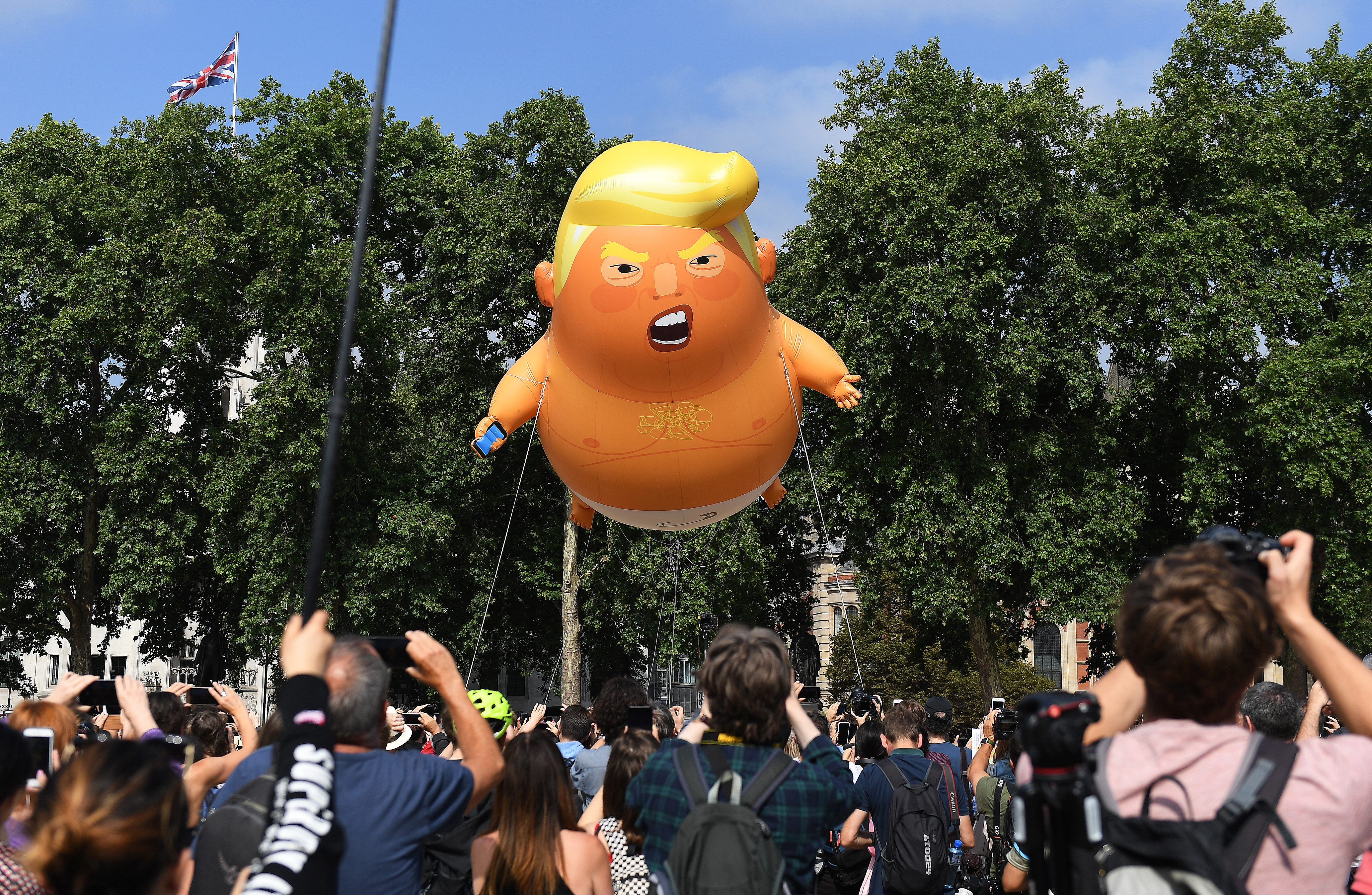FOTO | Zeci de mii de oameni protestează la Londra împotriva vizitei lui Trump în Marea Britanie