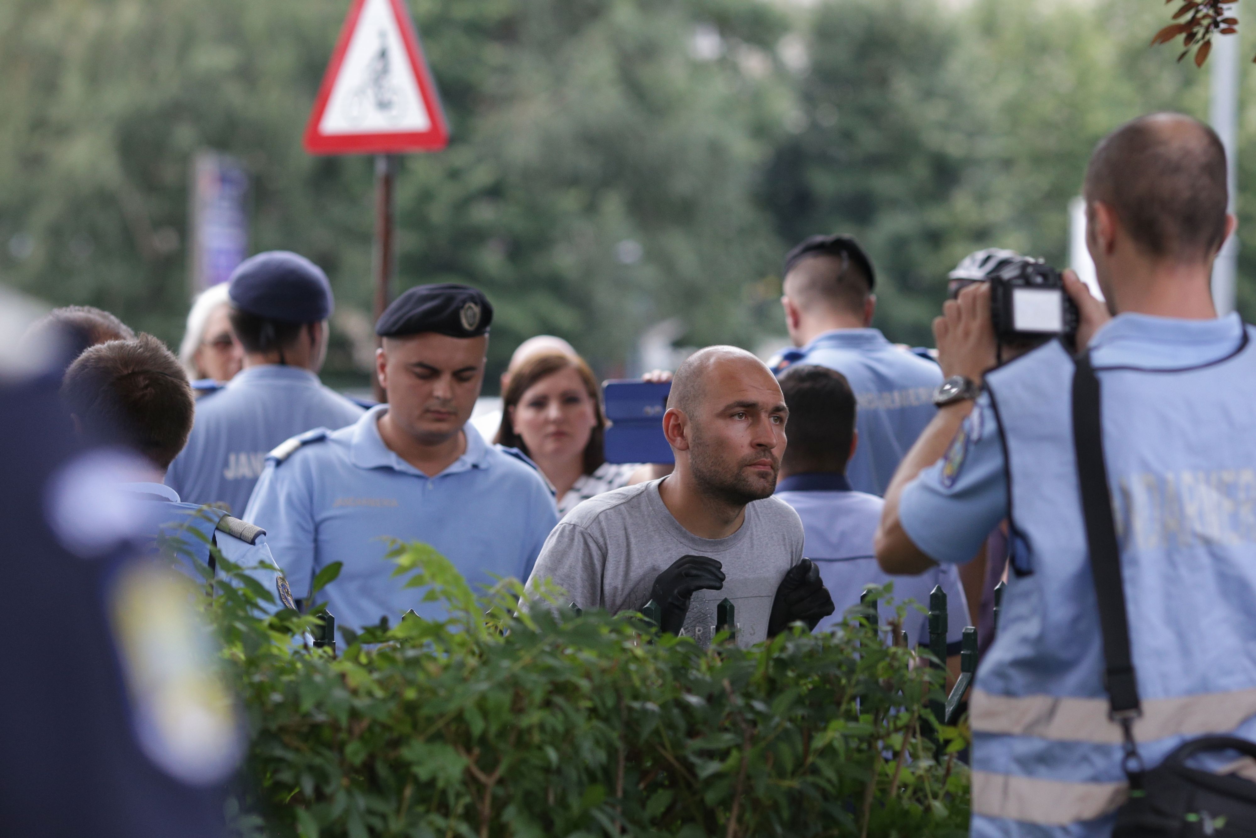 UPDATE. Bărbatul care s-a legat cu lanțul de gardul Guvernului și avea asupra lui o sticlă de benzină a fost descarcerat si ridicat de Jandarmerie (FOTO / VIDEO)