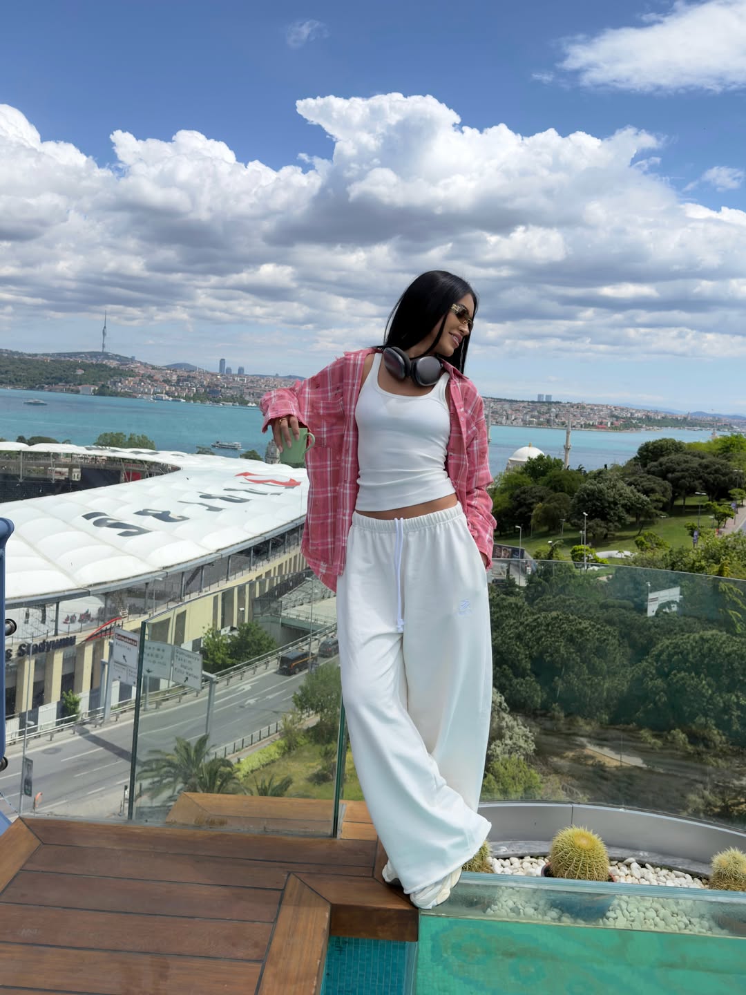 Cum au apărut Adelina Pestrițu și Ioana, soția lui Gabi Tamaș, la concertul lui Kanye West din Istanbul. Au stat doar 48 de ore în Turcia