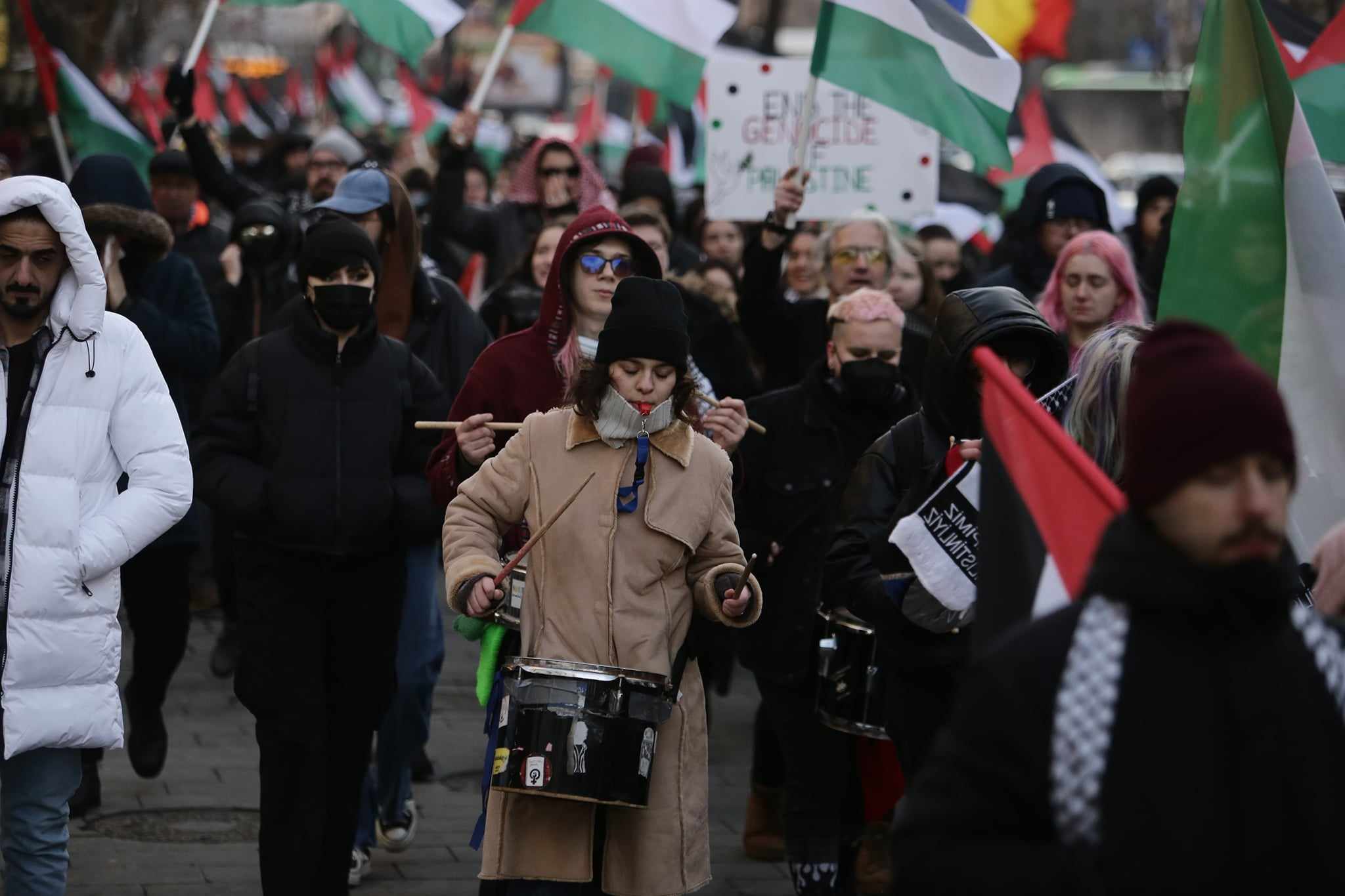 Manifestație pro-Palestina în București. Participanții au avut tobe şi fluiere, iar alţii au afişat pancarte: „Opriţi masacrul din Gaza”