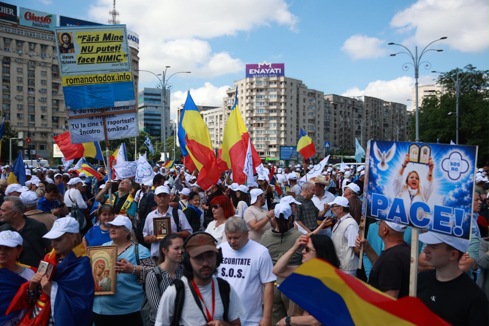 „Marșul Normalității”, condus de Diana Șoșoacă, a adunat câteva sute de oameni: scandări împotriva minorităților și a lui Ilie Bolojan