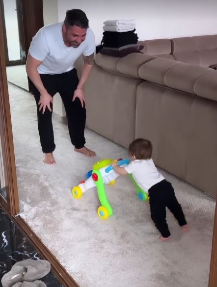 Băiețelul lui Pepe a făcut primii pași. Pepe jr are 8 luni
