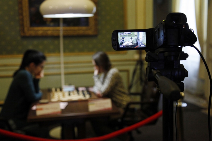 Frumoasa favorită a lui Mircea Lucescu a pierdut titlul mondial la șah. Noua regină e o chinezoiacă, cea mai tânără campioană ever! Modelul asiaticei e ”ciudatul geniu Bobby Fischer”. Se antrenează și câte 8 ore pe zi. La trei ani, Hou Yifan își bătea și bunica, și tatăl. A doborât o groază de recorduri/ FOTO&VIDEO